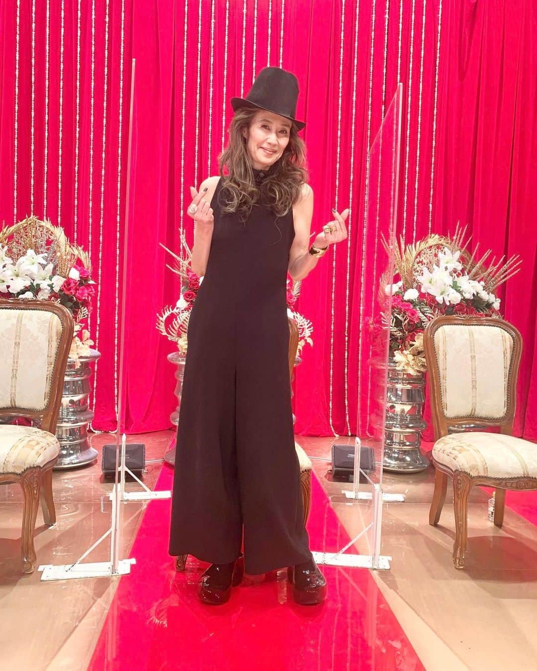 萬田久子のインスタグラム：「腹筋トレしたい人は 『お宝映像』でsix pack間違いなし❣️  フジテレビ FNSドラマ対抗 お宝映像アワード 2023年4月13日(木) 19時〜21時54分放送  是非ご覧下さいませ♪  #フジテレビ  #春ドラマ  #お宝映像アワード  #お楽しみに  #モト冬樹 さん #ブラックコーデ  #theory  #オールインワン  #萬田久子 #HISAKOMANDA」