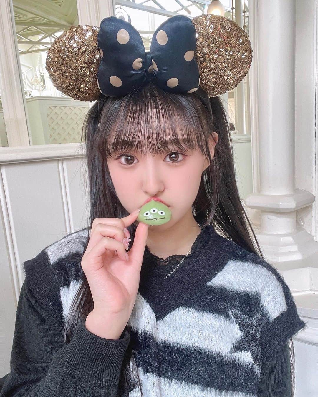 岡本怜奈のインスタグラム：「♡ 久々ディズニー🐭🏰🫧 ⁡ 大好きなリトルグリーンまんが食べ放題で、 いっぱい捕食した(  ᐡ• ·̫ •ᐡ)و♡ ♡ ♡ #disney #disneyland #tokyodisneyland #ディズニー #ディズニーランド #東京ディズニーランド #ディズニーフード #クリスタルパレスレストラン#リトルグリーンメン #リトルグリーンまん#happy #Instagood #추천 #팔로우 #셀카 #여행 #여행스타그램 #05 #고등학생」