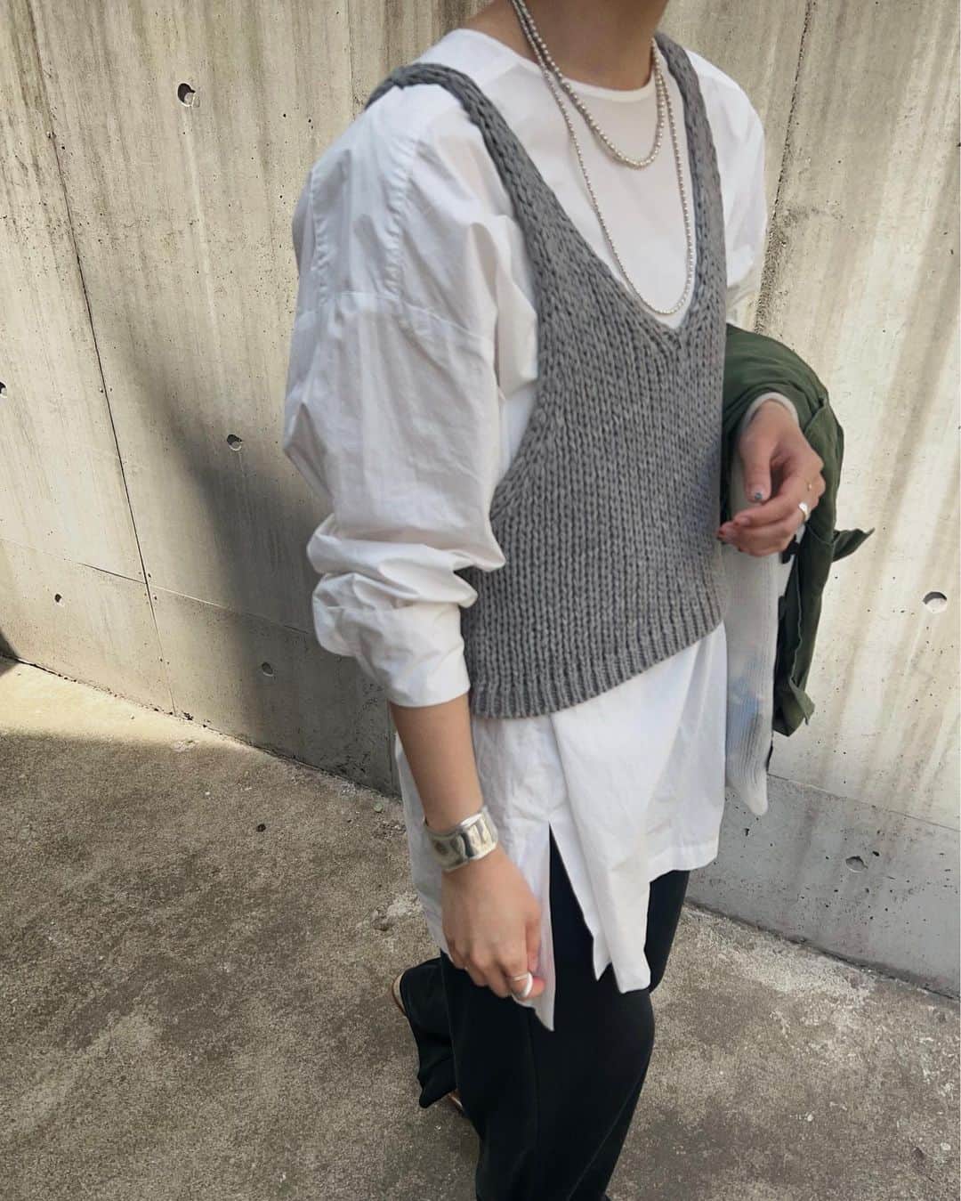川島幸恵さんのインスタグラム写真 - (川島幸恵Instagram)「🌿🌿🌿 ⁡ 入荷してすぐ購入したかのこワイドパンツ。 さらっさらで気持ち良い〜🫧 ⁡ カットソーだけど落ち感があって履きやすい😇 ⁡ 夏はこればっかりになりそうです🫰🫰 ⁡ ⁡ #SHENERY_official #pants #SHENERY #tunic #shirt #knitvest #vintage #necklace #harpo #navajojewelry  #bangls #tiffany #bag #aroegehove #sandals #pellico #pellicosunny  #fashion #styling #パンツコーデ #レイヤードコーデ  #ハイトーンカラー #ハイトーンボブ #ハイトーンヘア #ボブヘア #ミニボブ」4月12日 20時48分 - sachie118