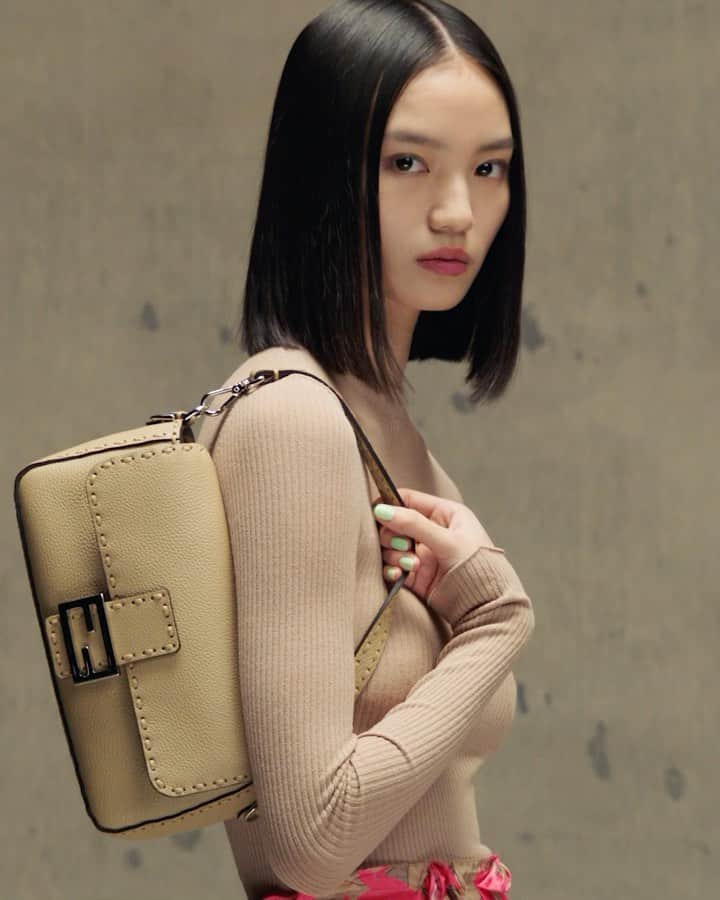 のインスタグラム：「Selleria stitching, one of Fendi’s most historic leatherworking techniques, and the FF motif, a symbol of the Maison since 1966, imbue new iterations of the #FendiBaguette with timeless allure.  Artistic Director of Couture and Womenswear: @mrkimjones  Artistic Director of Accessories and Menswear: @silviaventurinifendi  Artistic Director of Jewelry: @delfinadelettrez   Film: @hannamoon69  Styling: @elliegracecumming  Hair: @shioritakahashi Makeup: @hiromi_ueda  Casting: @shelleydurkancasting Set Design: @dannyhyland Music: @pandorasjukebox   Models: Justina Ageitos, Edna Karibwami, Huijia Chen, Anipha Umufite」