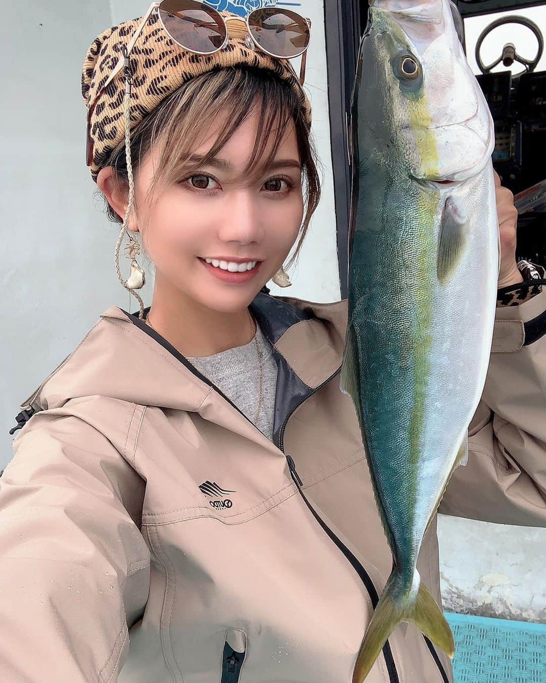 KANAのインスタグラム：「今日は午前中あいにくの雨☔️ 鳥山見つけてキャスティングからのスタート。 トップウォーターでは釣れずジギング変更。 すぐハマチヒット✨✨ 沢山釣れる予定だったからリリースしようとしたけど、昼からは激渋でした〜😭🙌  小雨で気温はそこそこあったので今回は @jeans_mate  ユニセックスで使える防風防水フィルム軽量マウンテンパーカー着用し挑みました💓   クーポンコード【JMS4NS23】 15%オフになるので3000円代で購入できるよ^ ^  #税込3,900円以上で送料無料 #期間2023年5月31日まで #他のクーポンと併用不可 #商品代金にのみ使用可 #1人1回のみ使用可能 #オンラインショップ限定 偏光サングラス&サングラスストラップ @fullon_eyewear_official  #ジーンズメイト#jeansmate#釣り #釣り好きな人と繋がりたい #釣り女子 #どんなもんぢゃーーーい #どんもん教 #釣りスタグラム #fishing #fish #ハマチ #青物 #ジギング #キャスティング #船 #船釣り」