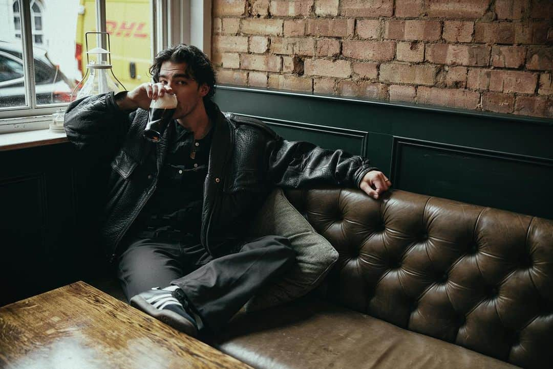 ジョー・ジョナスさんのインスタグラム写真 - (ジョー・ジョナスInstagram)「Cheers 🍻🇬🇧」4月12日 20時51分 - joejonas