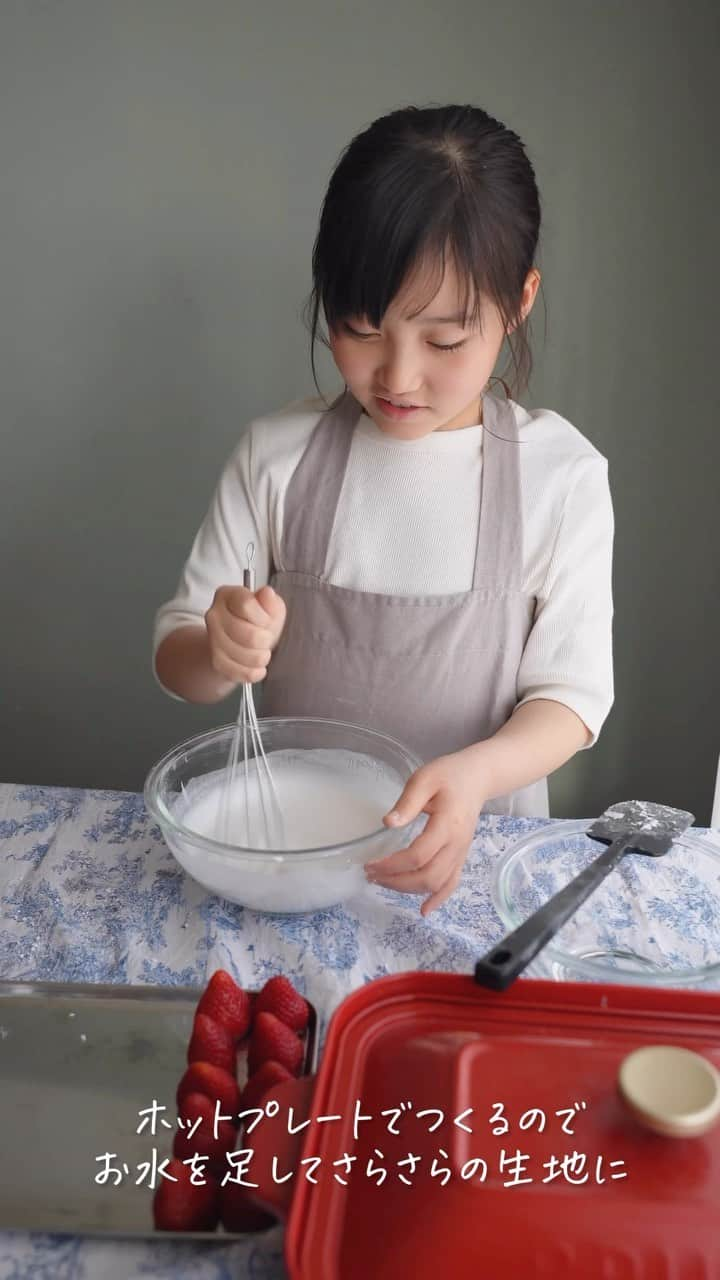 Kyooonのインスタグラム：「ホットプレートでつくるいちご大福🍓  ネットで見つけたので作ってみたよ〜  全部長女が作ってくれて 片栗粉たくさんついてたり形もいろいろで 愛おしさと美味しさが満載のいちご大福になりました🍓 美味しかった〜☺️☺️☺️  ソニーVLOGCAMアンバサダーでお借りしている VLOGCAM ZV-E10で撮影しました。 音もしっかりクリアに撮れるよ👂 暮らし系の動画って見るの大好きなんです。 生活の音ってなんか良いよね〜☺️💕  Sponsored by Sony Marketing Inc. #Sony#ソニー#vlog#ZVE10#vlogcam #ソニーvlogcamアンバサダー#ElevateYourVlogging#毎日が見せたくなる物語に」