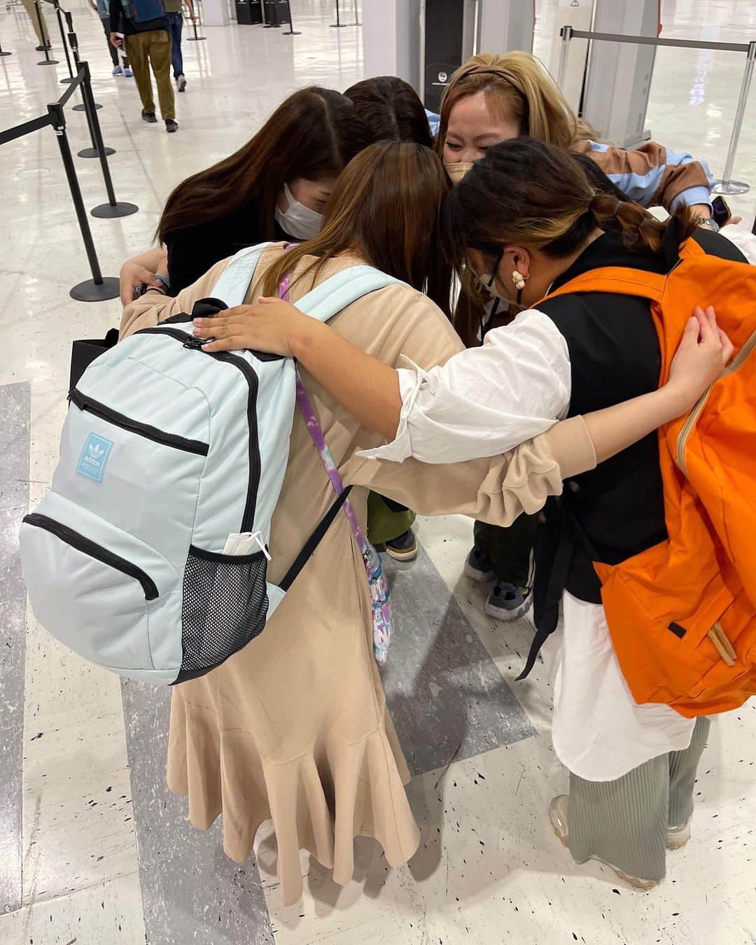 北斗晶さんのインスタグラム写真 - (北斗晶Instagram)「凛ちゃん‼️ 身体に気をつけて 行ってらっしゃーい😭 空港には、サプライズでスタッフの皆んなが見送りに来てくれました。 皆んな、わざわざありがとう❤️  そして… 母ちゃん… 淋しい😭  #凛ちゃん  #カナダ  #お見送り」4月12日 20時54分 - hokutoakira_official