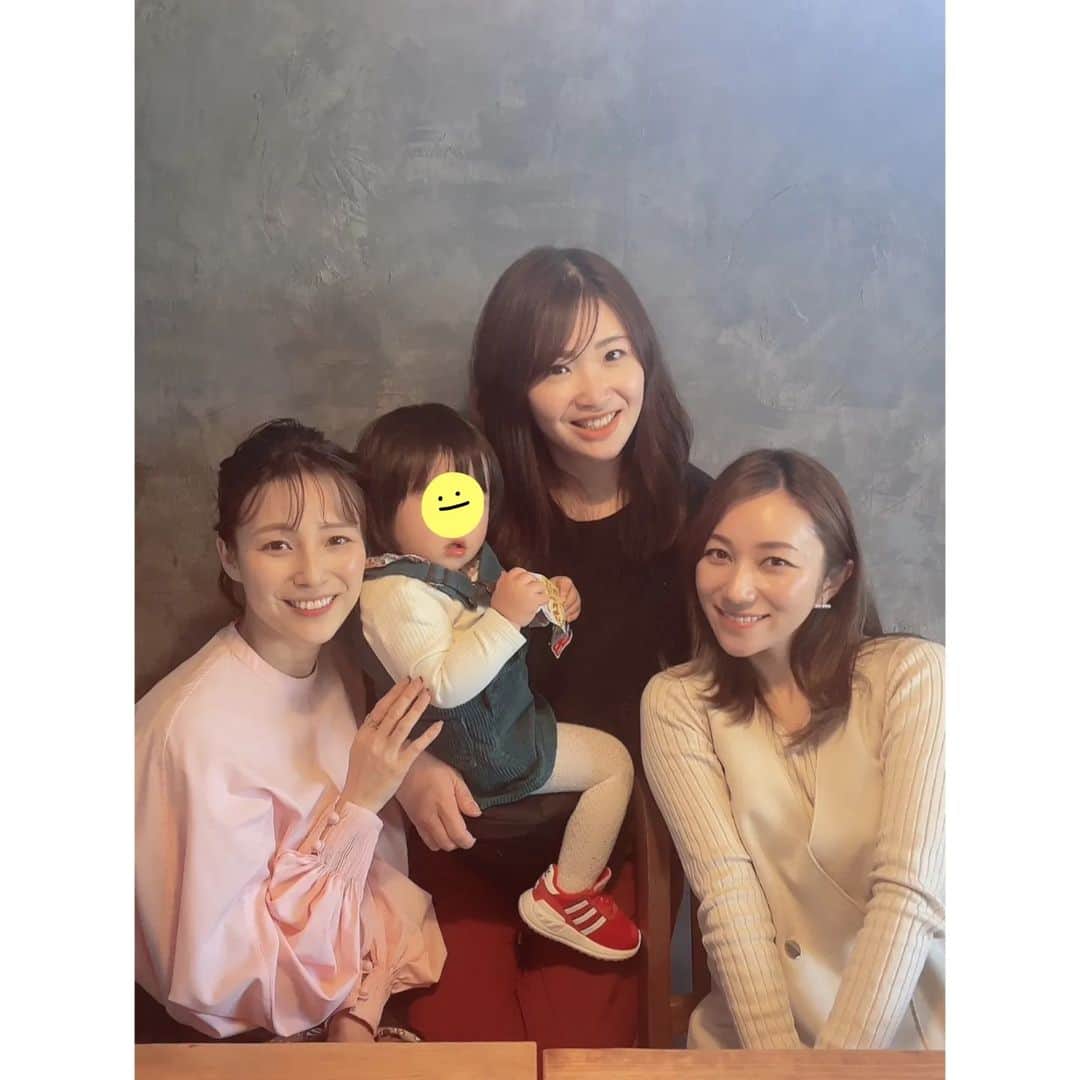 のインスタグラム：「母娘2人の愛媛旅ラスト🍊  今回は会いたい人に会う旅でした❤  南海放送時代は同世代がみんな仲良しでプライベートも楽しくて😘 飲み会、カラオケ、ゴルフ、プチ旅行… 仲間に恵まれたなぁ🍀  ✦丹下アナ宮嶋アナとランチ 真奈ちゃんとは上海とカンボジア行ったり。徳島行ったり、我が家に連泊してもらったり🤣楽しい思い出いっぱい❤ みやじーとはカラオケやらゴルフやら… 早朝に二人でゴルフのハーフ回ってから出社とか今思うと凄すぎ🤣しかもふたりともまだ空振りすることもあるレベルの初心者でw 昔話に花も咲いて大爆笑ww  ✦戒田アナ月岡アナとランチ 二人とも面倒見がよくていっぱい助けてもらったなぁ😍 せっちゃんは愛媛のおかあさんでおばあちゃん♡ 月岡さんとは仕事で女子二人でハイエースに乗って（運転は私w）四国中央市まで行ったのとか楽しかったな〜🤣  ✦後輩と夜ごはん🌃  ✦上司とお茶☕  そして南海放送にも顔を出させて頂き、各フロアまわって懐かしいみなさんに挨拶できて嬉しかった🙏✨  「地元ここじゃないよね？え？わざわざ来てくれたの？！ありがとう」みたいな反応が結構あって。こちらこそありがとうでした🥺  あー愛媛大好き。 またいつか帰ってくるけーん！！🍊」