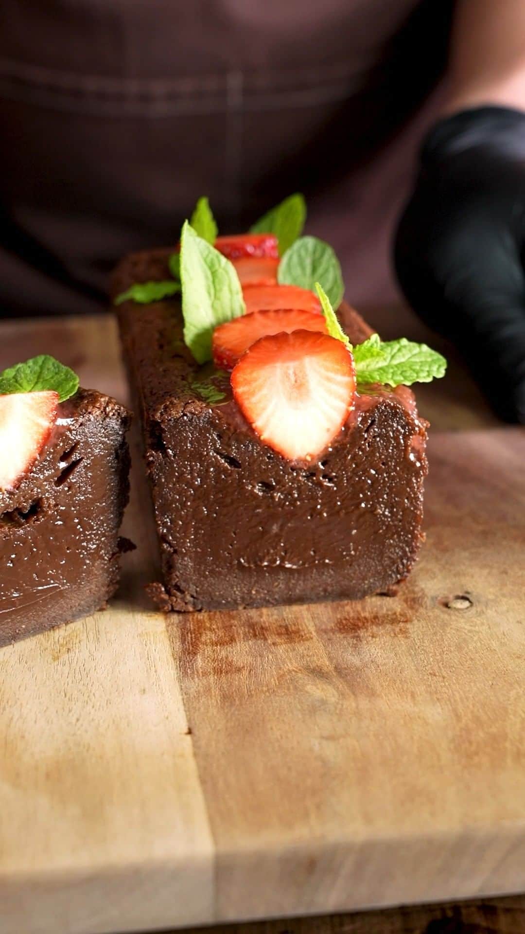 のインスタグラム：「Strawberry Terrine Chocolate イチゴのテリーヌ・ショコラ  YouTube https://youtube.com/shorts/OVCo55arTMM  Cacao ! ∴∵ゞ(´ω`*) ♪  This time I made Terrine chocolate cake with strawberry. The sweet and sour taste of strawberries in the toasted terrine chocolat is very delicious. May the cacao be with you !  [Ingredients] 150g : Chocolate 120g : Unsalted butter 50g : Granulated sugar 130g : Whole egg Strawberry Mint 120g : Strawberry sauce 3g : Powdered gelatine 12g : Water  #Youtube #youtuber #お菓子 #ASMR #cooking #foodie #chocolate #chocolat #dessert #instafood #recipe #recette #dessertporn #レシピ #ショコラ #チョコレート #dessert #yummy #手作りお菓子 #テリーヌ #テリーヌショコラ #terrine #terrinechocolat #gateauchocolat #chocolatecake #生ガトーショコラ #bake #strawberry #イチゴ」