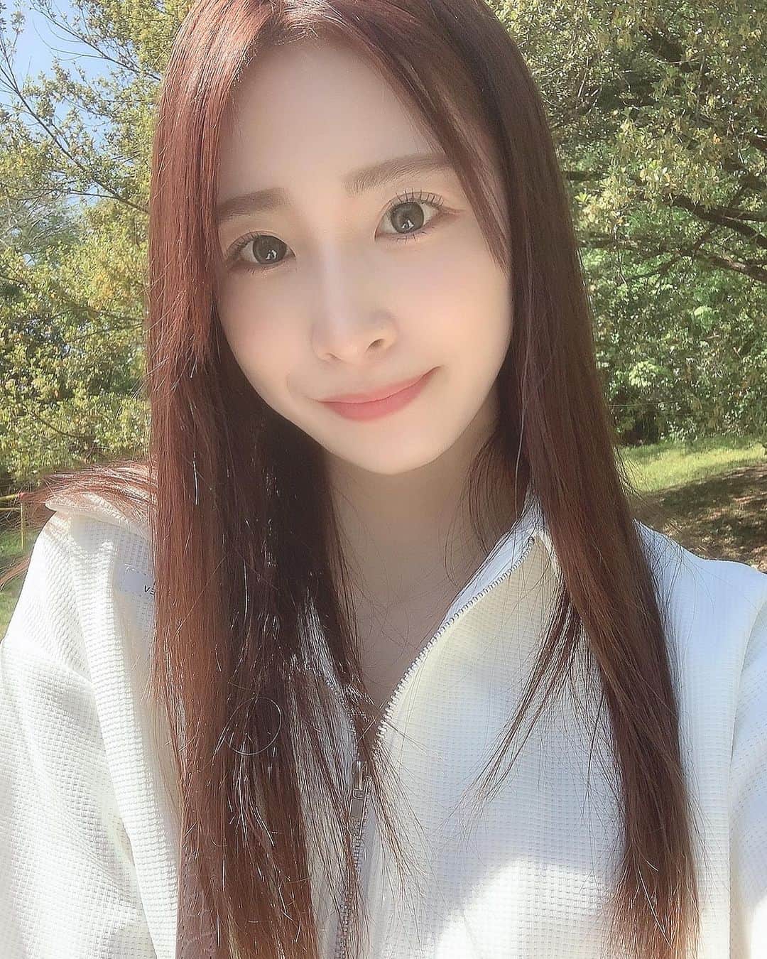 橋野彩葉のインスタグラム：「桜散るの早いもっと見たかった🥲 私のお気に入りハパクリスティンのカラコン  @queenslens    #queenslens  #クイーンズレンズ  #カラコン  #韓国カラコン  #ハパクリスティン  #グレー」