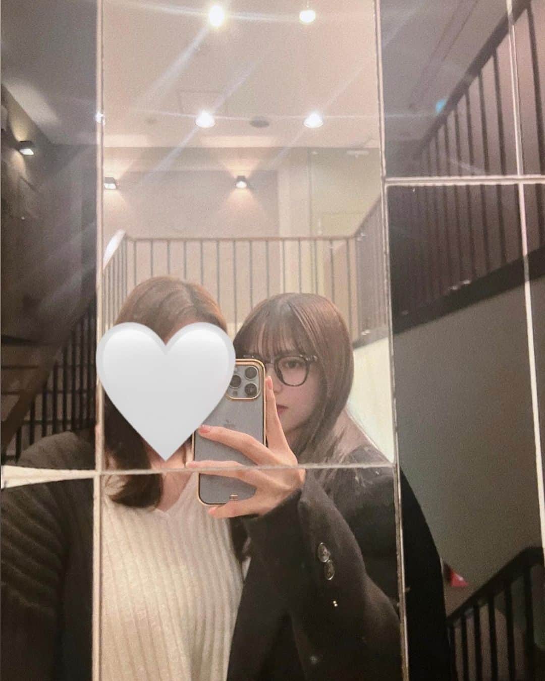 のインスタグラム：「. 23歳のお誕生日をお祝いしてもらいました🥂 親友ちゃんありがとう💌  そして皆さん、DMやコメント、ストーリーなどたくさんのお祝いメッセージを本当にありがとうございました🙏🏻♡ あんまり言ったことないかもしれないけれど、 改めて本当に大好きです。  23歳の大賀咲希もどうぞよろしくお願いいたします！」
