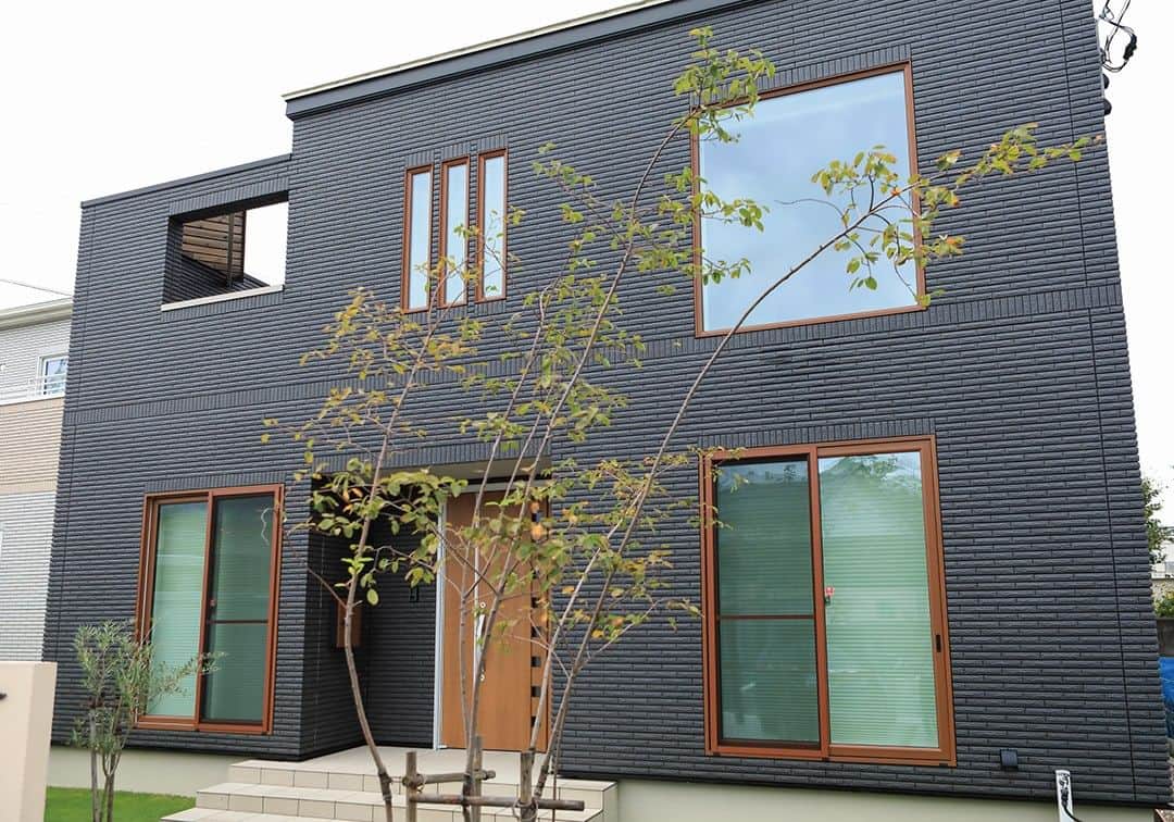 株式会社 一条工務店のインスタグラム：「_【シンプルでスタイリッシュな空間】 ブラックの外壁タイルにブラウンのサッシ枠を採用することで、 スタイリッシュながらも温かみも感じられる外観となっています。  内装もブラック・木目調でシンプルにまとめられています。 カッコよすぎる雰囲気にならないように、インテリアの丸みや木のぬくもりのあるアイテムを所々に取り入れたそうです♪  こちらのお住まいはカタログ「iikoto 2021 年 1 月号」で詳しくご覧いただけます。 @ichijo_official のハイライト「カタログ請求」からぜひ取り寄せてご覧ください!  #一条工務店 #家は性能 #アイスマート #ismart #外観 #外観デザイン #上質な暮らし #エクステリア #ファサードデザイン #シンプルデザイン #シンプルな暮らし #カップボード #キッチン #外壁タイル #タイル #シンプルモダン #施工例 #すっきり暮らす #ホテルライク #マイホーム #注文住宅 #家づくり #一戸建て #新築 #新築一戸建て #注文住宅新築 #住宅デザイン #マイホーム日記 #理想の家」