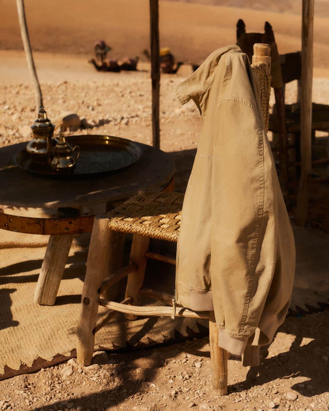 ペペジーンズのインスタグラム：「Discover a collection inspired by the warmth of the desert #Pepemeup  Directed by @hansneumann  Stylist: @mrdanielmay」