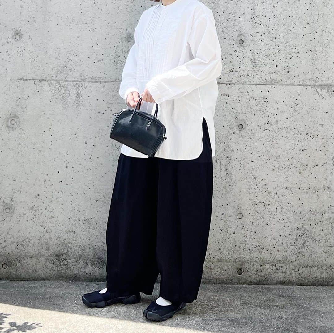 ryokoのインスタグラム：「▪︎  モノトーン⚪️⚫️⚪️⚫️  .  shirt #vintage  bottoms #harvesty shoes #nike bag #artsandscience」