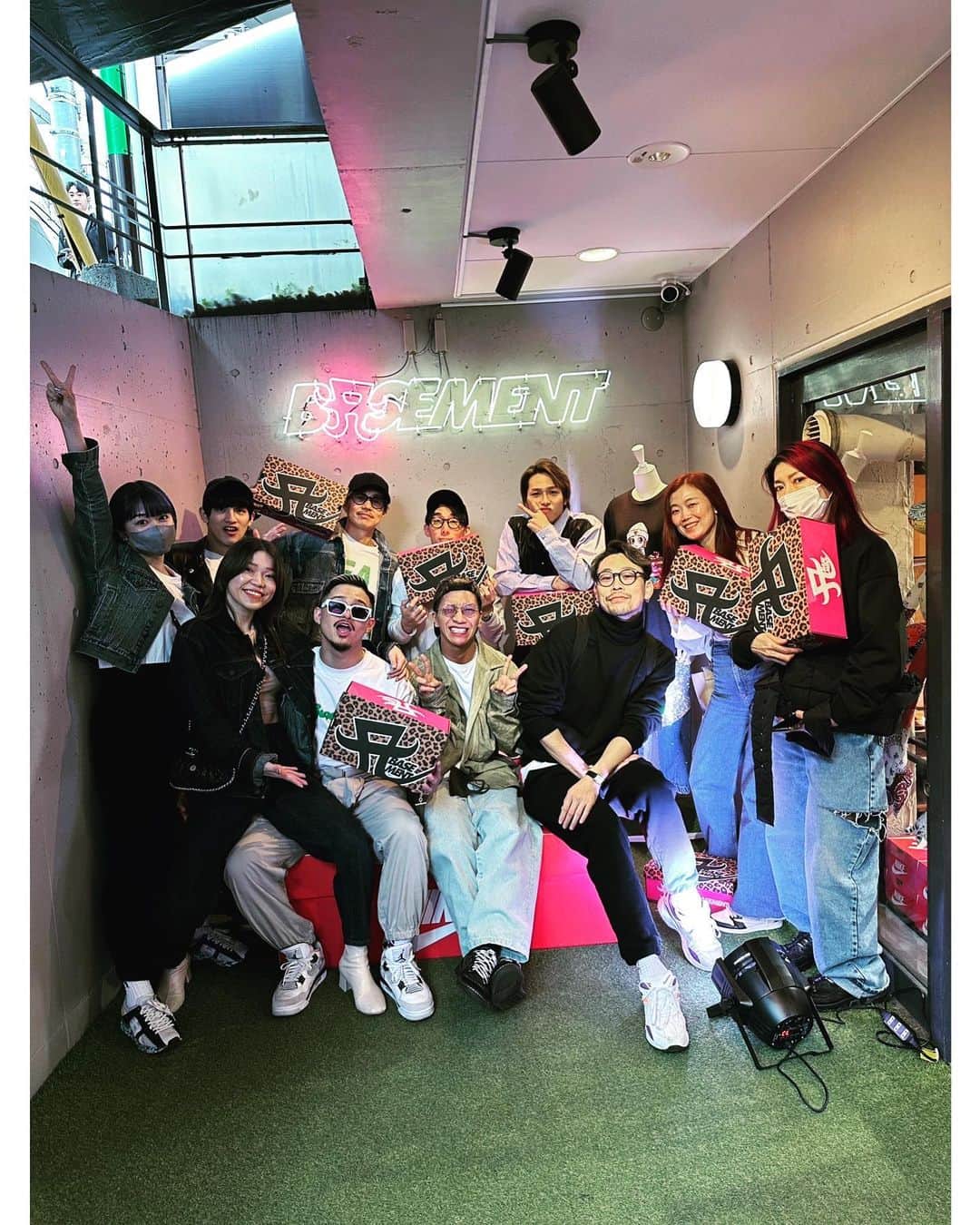 荒木駿平のインスタグラム：「BASEMENTとSHIBUYA109のayuジャックを見に行ってきました！  BASEMENTプロジェクトが始動する時からBASEMENTオーナーと何回も会議を重ねTAの皆様が喜んでもらえる様な空間作りとBASEMENTのユーザー様が知らなかった浜崎あゆみの一面を魅せられる様にと、このプロジェクトのチームに参加させていただきました！ 色々と勉強させていただき本当にありがとうございました。  109も建物全体で浜崎あゆみ祭りの様なBGM、冊子、壁紙ととてもワクワクする場所でとても楽しかったです！！  109はまだまだ行けるから何回でも遊びに行こーっと😍  どちらも最高空間でした！」