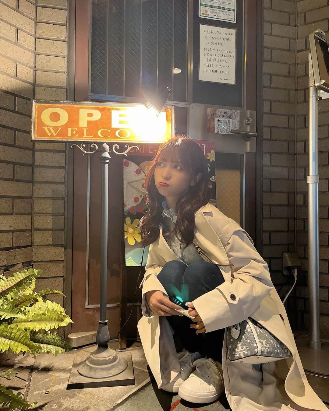 ゆんのインスタグラム：「ワンちゃんと行けてめっちゃおしゃれで ドリンクもデザートも美味しい素敵なカフェに出会った、、また紹介します🫶🏻  バナナが乗ったチョコケーキおいしかった🍫🍌」