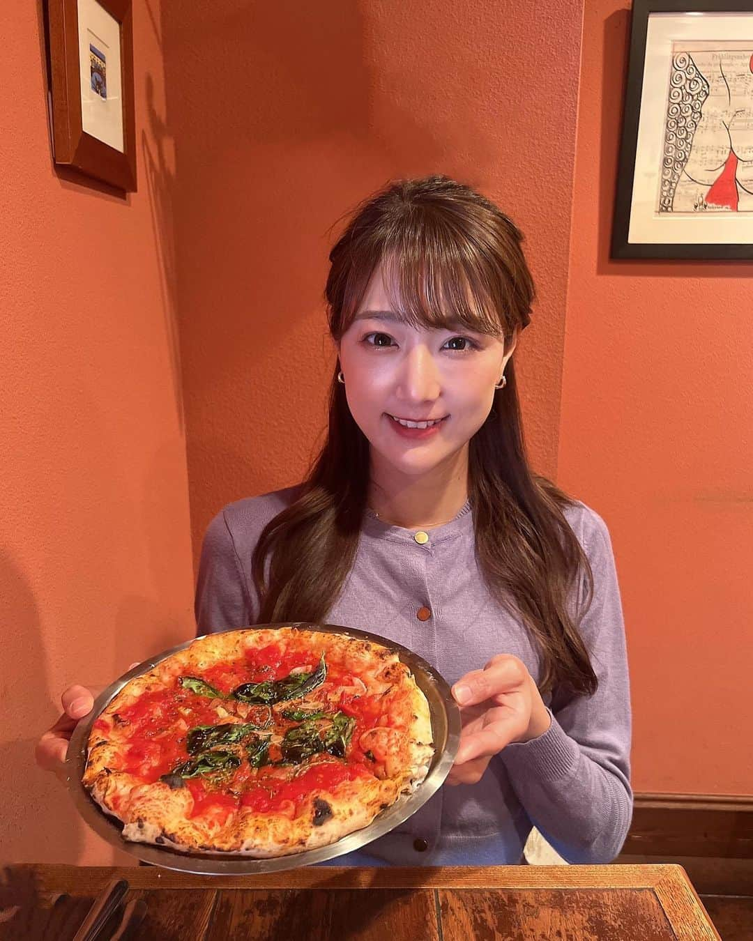 佐々木もよこさんのインスタグラム写真 - (佐々木もよこInstagram)「【PIZZA DA BABBO】  🚃人形町駅 徒歩3分🫧 🚃水天宮前駅 徒歩5分🫧 🚃浜町駅　徒歩3分🫧  🌷ファミリー、友人、仕事仲間  鰻屋さんや、古い建物が楽しめる下町感たっぷりの人形町駅から徒歩3分のところにふと現れます。  黄色を基調とした温かい雰囲気のお店。 ランチタイムに伺いましたが満席！  ランチメニューはピッツァもパスタも1200円。 前菜のサラダ、新鮮な野菜にオリジナルドレッシングがとってもおいしかった！🥗  ✔︎マリナーラ  ピッツァ職人の方に、おすすめをお聞きしたところ「個人的きはマリナーラがおすすめです」と言われたので1枚目チョイスに🙆‍♀️ ニンニクと、トマトの甘味が感じられるシンプルな味わい。噛めば噛むほどおいしかった！  ✔︎マルゲリータ  いい感じに焦げ目のついたサクサクなコルニチョーネにちょうどいい塩味の聞いたモッツァレラ。バジルの香りが鼻に抜けておいしい😋  写真にも映っていますが取り分けのお皿が可愛かった〜💕💕  パスタも、シラスと青菜のペペロンチーノのとか牛バラのパスタとかおいしそうだった😍！  𑁍𓏸𓈒𓂃𓂃𓂃𓂃🕊𑁍𓏸𓈒𓂃𓂃𓂃𓂃🕊  ピッツァ　ダバッボ  定休日:月曜日  【ランチタイム】 11:30~14:30（LO14:00） 【ディナータイム】 平日　17:30~21:30（LO20:30） 土日祝17:30~21:00（LO20:00）  03-3666-2777 お電話受付時間 10：00～15：00 16：30～21：00 日曜営業  予約可  📍 東京都中央区日本橋 人形町2-21-1 FSビル １Ｆ  📞 03-3666-2777  𑁍𓏸𓈒𓂃𓂃𓂃𓂃🕊𑁍𓏸𓈒𓂃𓂃𓂃𓂃🕊」4月12日 21時04分 - moyoko_pizza