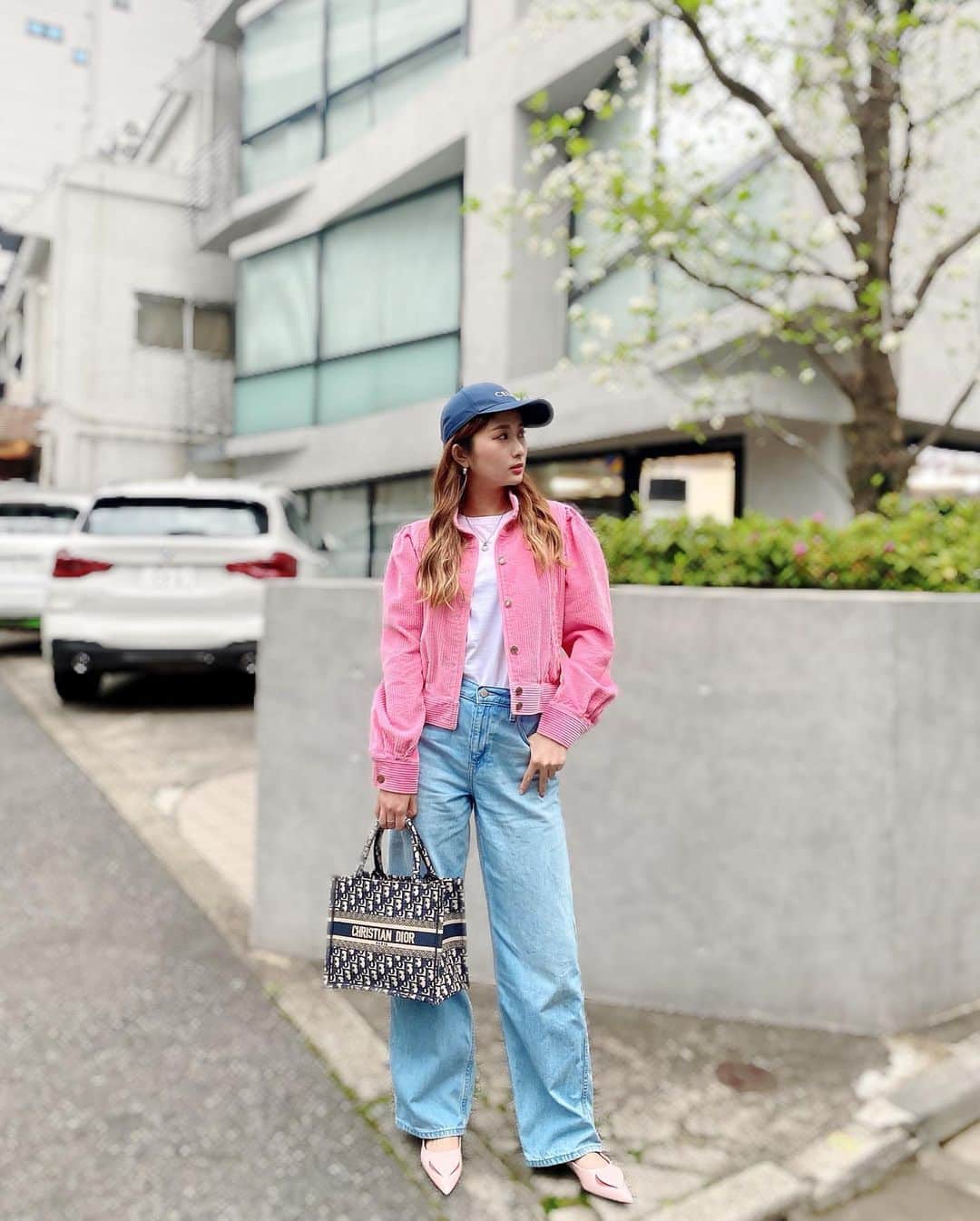 青野美沙稀さんのインスタグラム写真 - (青野美沙稀Instagram)「最近はぴんくの洋服が たくさん着たくなる〜🐰💞  #misakicode  jacket→ @marcjacobsjapan  t-shirt→ @uniqlo_jp  denim→ @uniqlo_jp  cap→ @celine  bag→ @dior  shoes→ @charleskeith_jp   #marcjacobs #uniqlo #ユニクロ #celine #dior #charlesnkeith  #春コーデ #ぴんくコーデ」4月12日 21時05分 - misaki_aono