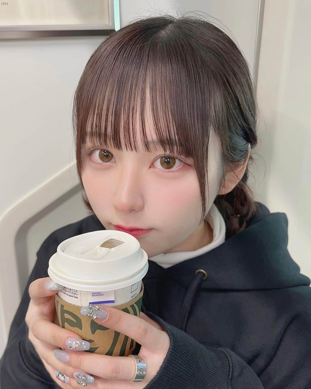 栞麗のインスタグラム：「最近風強くて寒い🥶 てかネイル猫ちゃんにしたんだけど可愛すぎるの」