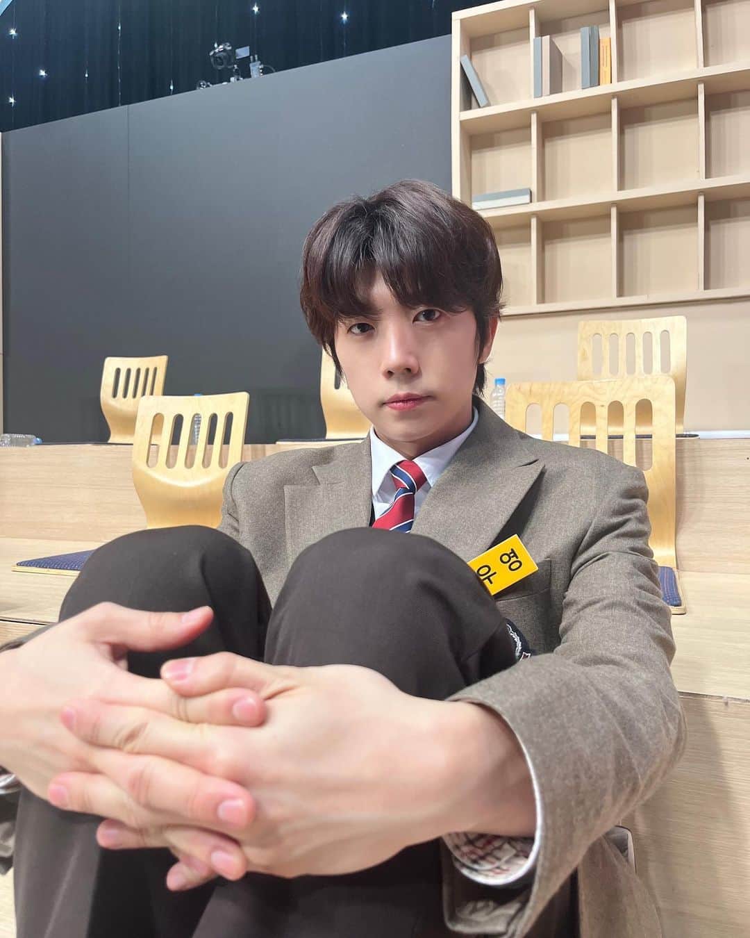2PMさんのインスタグラム写真 - (2PMInstagram)「아니 기린예고 전체 수석 입학한 제이슨 선배님 아니세요?🏫💙  #근데왜그대로세요? #홍김고등학교로전학와서도 #완벽한춤실력과 #빛나는외모로 #전체수석땅땅✨ #레투스타그램」4月12日 21時15分 - real_2pmstagram