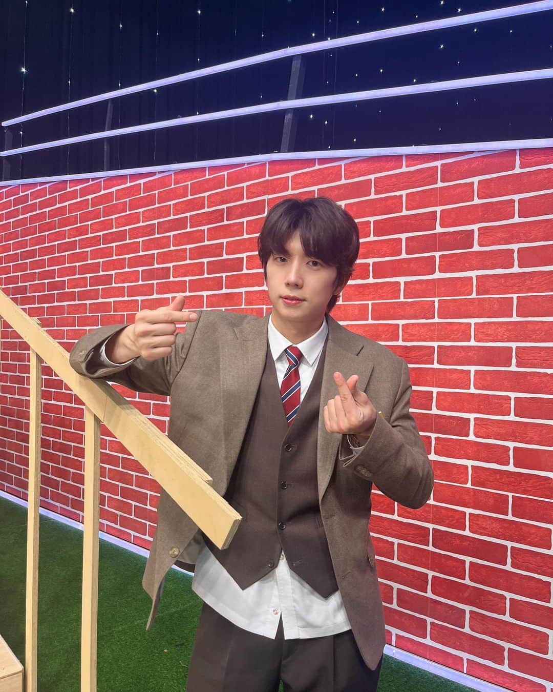 2PMさんのインスタグラム写真 - (2PMInstagram)「아니 기린예고 전체 수석 입학한 제이슨 선배님 아니세요?🏫💙  #근데왜그대로세요? #홍김고등학교로전학와서도 #완벽한춤실력과 #빛나는외모로 #전체수석땅땅✨ #레투스타그램」4月12日 21時15分 - real_2pmstagram