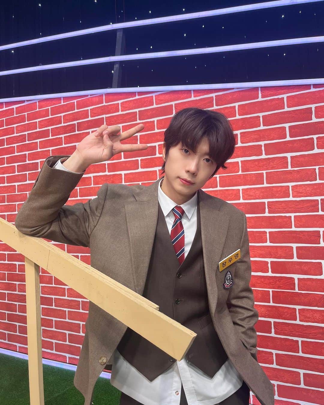 2PMさんのインスタグラム写真 - (2PMInstagram)「아니 기린예고 전체 수석 입학한 제이슨 선배님 아니세요?🏫💙  #근데왜그대로세요? #홍김고등학교로전학와서도 #완벽한춤실력과 #빛나는외모로 #전체수석땅땅✨ #레투스타그램」4月12日 21時15分 - real_2pmstagram