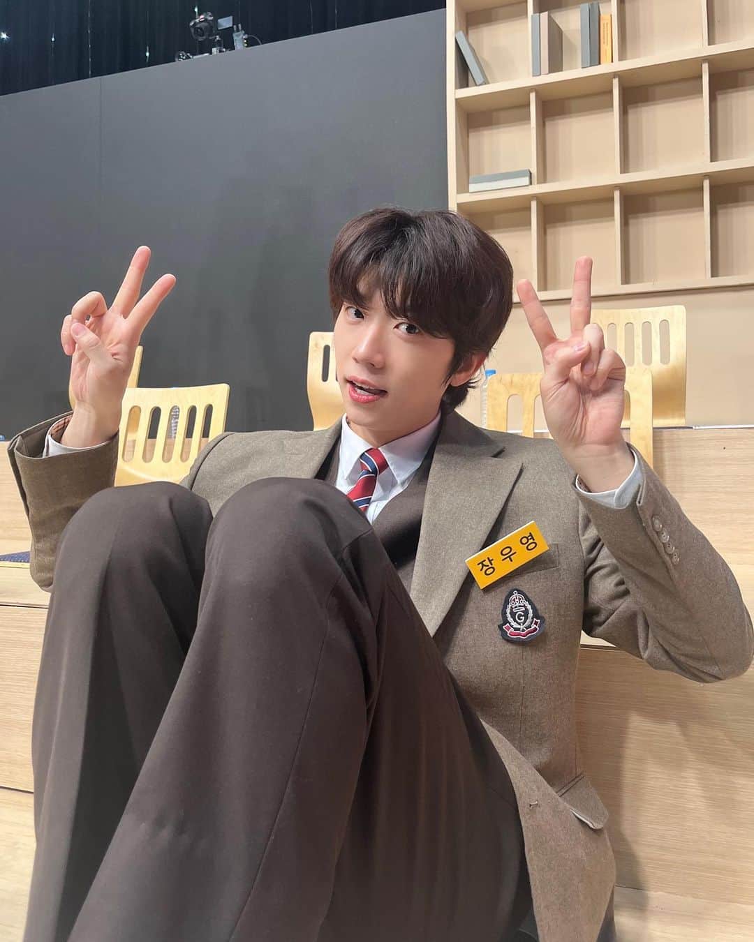 2PMさんのインスタグラム写真 - (2PMInstagram)「아니 기린예고 전체 수석 입학한 제이슨 선배님 아니세요?🏫💙  #근데왜그대로세요? #홍김고등학교로전학와서도 #완벽한춤실력과 #빛나는외모로 #전체수석땅땅✨ #레투스타그램」4月12日 21時15分 - real_2pmstagram