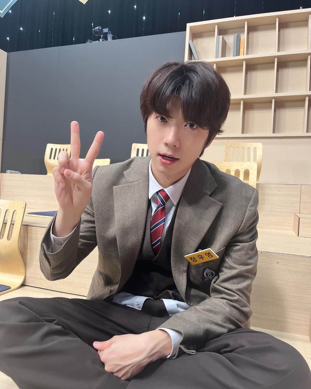 2PMのインスタグラム：「아니 기린예고 전체 수석 입학한 제이슨 선배님 아니세요?🏫💙  #근데왜그대로세요? #홍김고등학교로전학와서도 #완벽한춤실력과 #빛나는외모로 #전체수석땅땅✨ #레투스타그램」