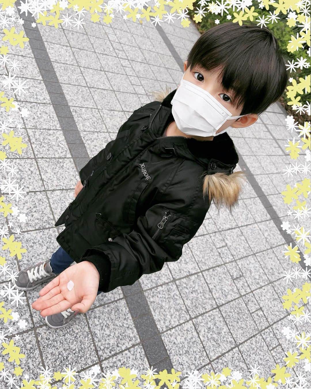 恒松あゆみのインスタグラム：「桜が満開だった、ある日の思い出。  息子・娘と一緒に、近所の桜を眺めながらお散歩をしていました。  桜とこどもたちの写真を撮りまくっていたら、自転車で通りかかったおばさまに声をかけられました。  「お母さん！お子さんとの写真、撮ってあげる！」  突然のことにびっくりしましたが、お言葉に甘えて撮っていただくことにしました。  「お節介でごめんなさいね。 　でも、私自身こどもと写ってる写真がすごく少なかったから、後悔してるの。」  おばさまはそう言いながら、笑顔で撮影してくださいました。  そして、  「お節介で本当にごめんなさいね！」  ・・・と、自転車で颯爽と去っていきました。  「桜の妖精さんだったのかな」と息子。  うん。 きっとそうだね。  ちょっぴり早口で優しい笑顔の妖精さん。 ありがとうございました。 撮っていただいた写真、大切にしますね。   #桜の季節の思い出   #桜の妖精さん」