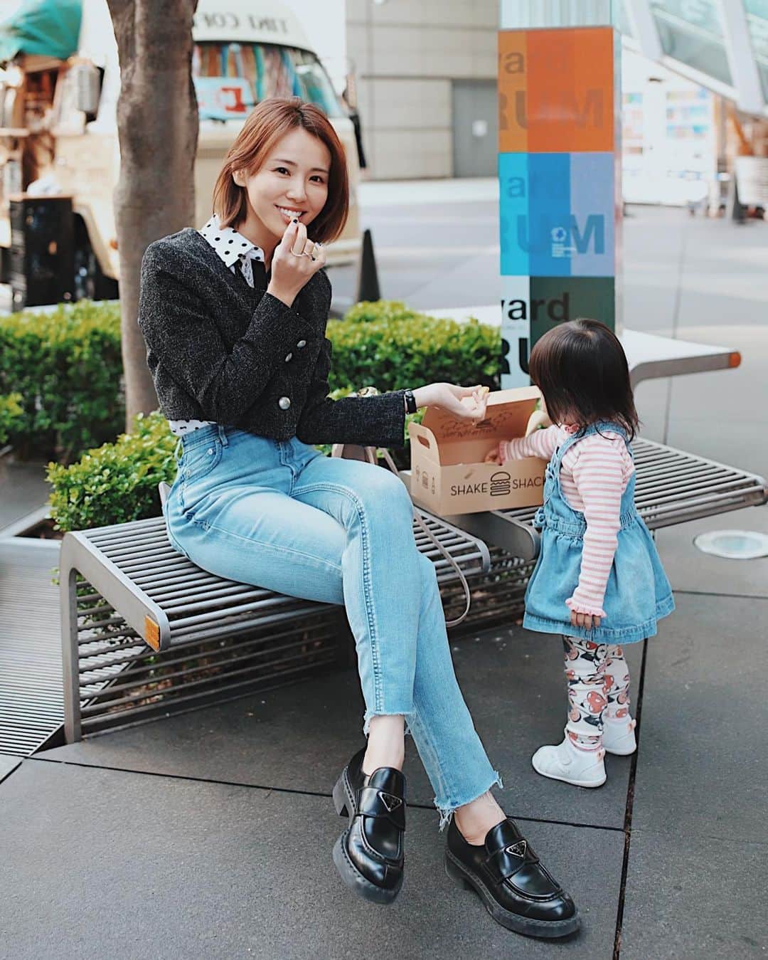 小松あやのインスタグラム：「. 久しぶりがすご過ぎて、投稿の仕方を忘れそう🧎🏻 　 娘が初めて保育園通ってみたり、送り迎えしてみたり、お弁当作ってみたり、仕事したり、家のことやったりで、とにかくバッタバタ🧎🏻🧎🏻インスタにアップできそうなキラっとした瞬間が、全くない日常を送っております🤗 　 写真は、ここ最近で唯一外食したシェイクシャック🍟← 　 　 #ootdfashion #30代コーデ #春ファッション #ジャケットコーデ #デニムコーデ」