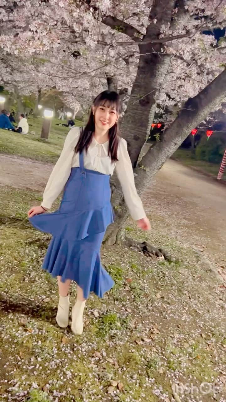 高橋沙織のインスタグラム：「春の思い出リール。 大好きな桜の季節が終わっちゃった。。 夜桜って本当に綺麗🌸 昔の武将もこの桜見てたのかな。  #大阪城 #夜桜 #新衣装とともに #城と夜桜と私 #いつか天下を取ってやる #春泥棒 #ヨルシカ」