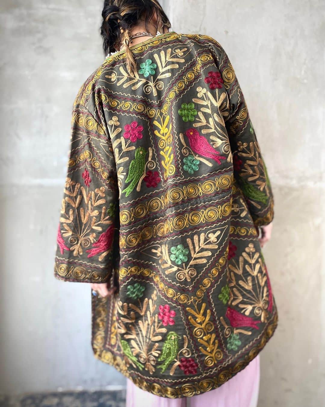 Chief used&vintageのインスタグラム：「4/13(木)21:00 ONLINE STORE UPDATE (👉Swipe)  あす4/13(木)21:00のオンラインストア入荷は 刺繍ジャケットやデザインワンピなど すぐに楽しめる春物アイテム10着です。  現在オンラインストアにComing soonの状態で 価格やサイズなどをご覧いただけるようにしております。 (4/13 21:00に販売価格が切り替わります) 春物をお探しの方はぜひチェックなさって下さいね。  ※今週はインスタライブはお休みです。 商品に関するご相談やお問い合わせはLINEにて個別に承っております。」