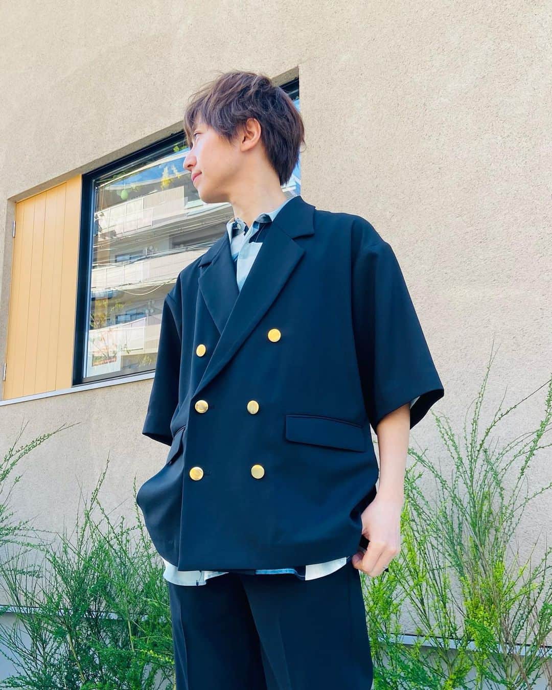 関義哉のインスタグラム：「今回のLIVE衣装！ 半袖のセットアップって あんま見たことない気がするのと この金のボタンが◎ シャツも良き  #セットアップコーデ  #セットアップ男子 #セットアップスタイル  #セットアップスーツ  #元アイドル   結局セットアップが好き #hare」
