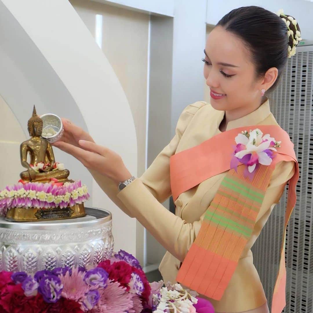 タイ航空さんのインスタグラム写真 - (タイ航空Instagram)「Songkran, the Thai New Year, will be celebrated by Thai Airways with a special event at our First Class check-in counter! Join us for a special occasion as we offer the revered monk water in a symbolic act of purification and blessing for the coming year. As we joyfully and reverently usher in the festive season, it's the ideal fusion of tradition and elegance. Don't pass up this unique chance! 🙏🌊🎉   #ThaiAirways #smoothassilk #SongkranFestival #FirstClassExperience #MonkBlessings #tradition #thailand #suvarnabhumi」4月12日 21時26分 - thaiairways