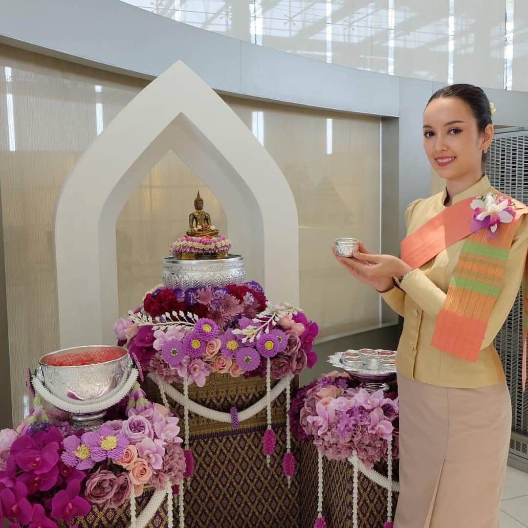 タイ航空のインスタグラム：「Songkran, the Thai New Year, will be celebrated by Thai Airways with a special event at our First Class check-in counter! Join us for a special occasion as we offer the revered monk water in a symbolic act of purification and blessing for the coming year. As we joyfully and reverently usher in the festive season, it's the ideal fusion of tradition and elegance. Don't pass up this unique chance! 🙏🌊🎉   #ThaiAirways #smoothassilk #SongkranFestival #FirstClassExperience #MonkBlessings #tradition #thailand #suvarnabhumi」