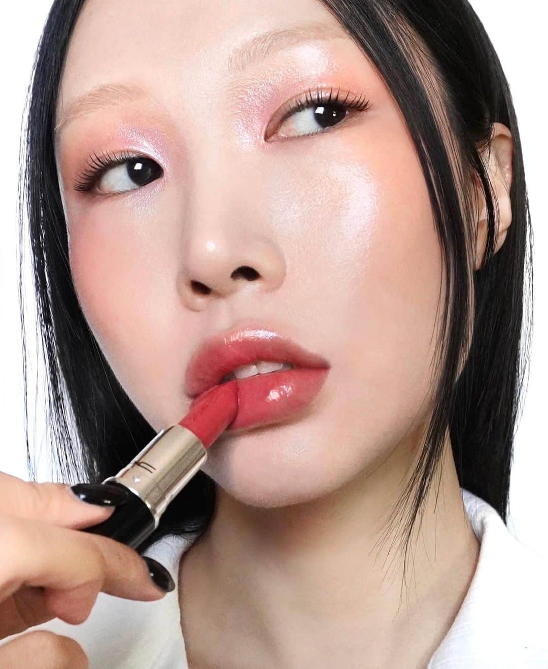 のインスタグラム：「BUILD UP YOUR GLOW💖 #글로우스택 메이크업  STEP1 -라이트풀 C3 #핑크톤업워터 , #로즈톤업베이스 로 수분공급 & 톤결개선 -하이퍼리얼 #꽃잎세럼 으로 촉촉한 하이라이트  STEP2 컬러 아이템들로 #글로우 레이어링 -글로우 플레이 블러쉬 #그랜드 -글로우 플레이 립밤 #플로럴코랄 -러스터 글래스 립스틱 #씨쉬어    #맥 #맥소속직원 #맥크리에이터  #MACCREATORKOREA  #MACCREATOR #MAC #MACCOSMETICS  @MACPRO @MACCOSMETICS  @MACCOSMETICSKOREA   #GLOWSTACKAPAC   #GLOWSTACK  #하이퍼리얼스킨케어 #맥하이퍼리얼 #하이퍼리얼 #맥스킨케어 #글로우플레이립밤 #글로우플레이블러쉬 #러스터글래스립스틱 #맥립스틱 #맥립밤」