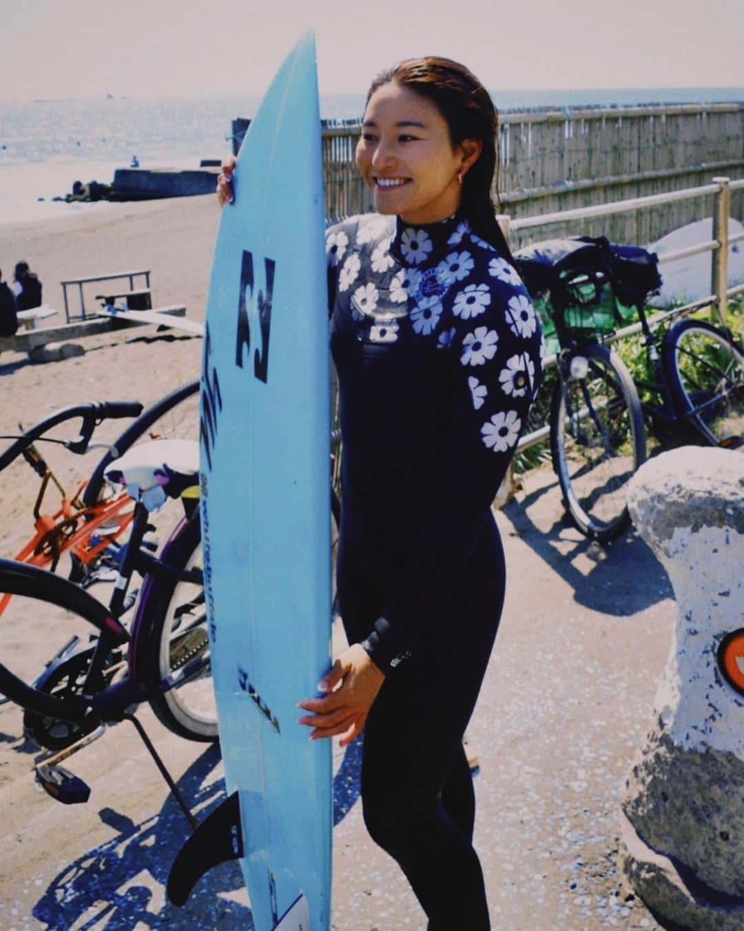 松田詩野のインスタグラム：「Cute flower wetsuit˚✧₊⁎🌼♠️♥️(๑˃̵ᴗ˂̵)  @billabongwomensjp  @billabongwomens  #surf #surfing #waves #wetsuit #surfer #surflife」