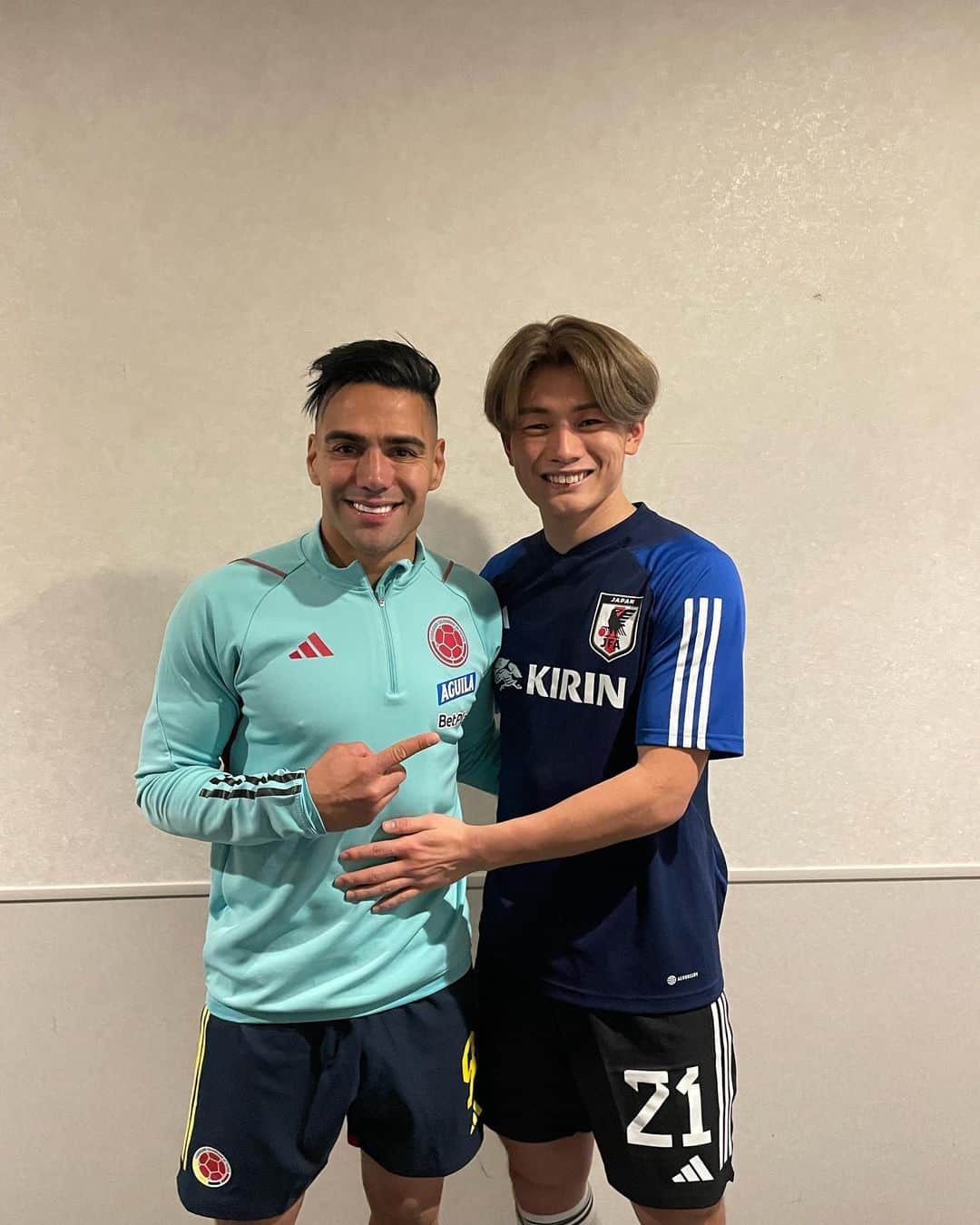 のインスタグラム：「小さい頃からの憧れの選手と同じピッチでプレーすることができてとても幸せでした！ 彼とプレーできるとは思っていなかったので夢のようでした。 彼のようにいいストライカーになれるように頑張ります！  #上田綺世 #falcao」