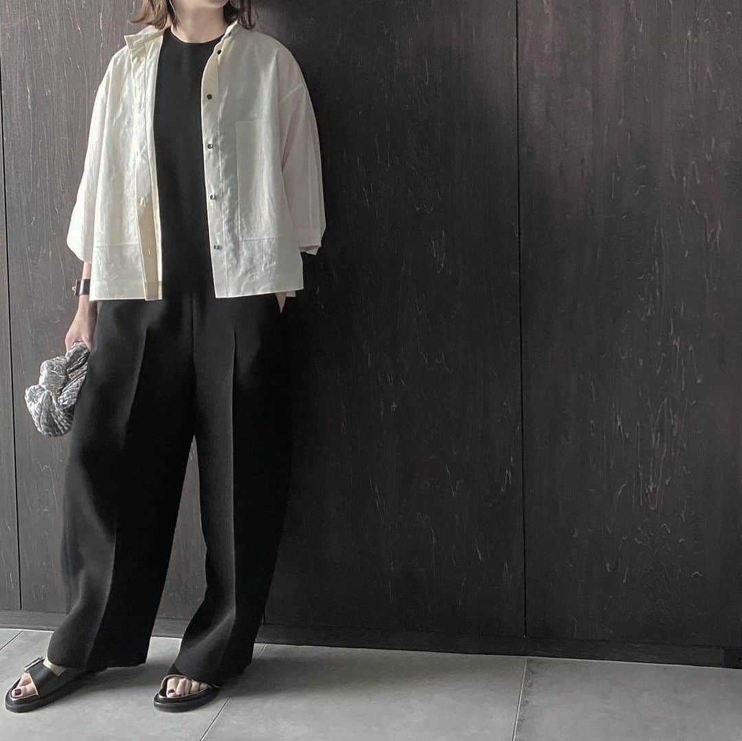 TOMOのインスタグラム：「#coodinate   shirt all-in-one  @lohen__official   bag @newbottega   shoes @jilsander @birkenstock1774   #jilsander #lohen#newbottega #birkenstock #ローヘン#bottegaveneta #ジルサンダー」
