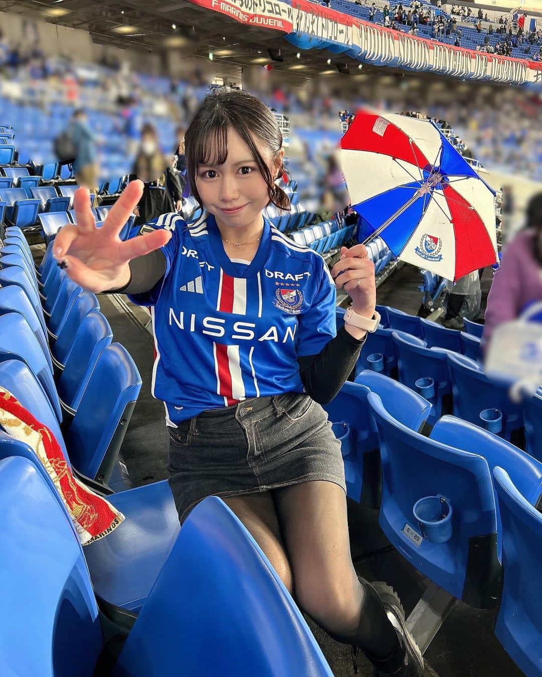 のインスタグラム：「💙💙💙  #横浜FC  戦 💙 #横浜ダービー  5-0  快勝⛱⛱⛱⛱⛱❤️‍🔥💙🤍  久しぶりの現地！ദ്ദി˶ｰ̀֊ｰ́ ) 楽しみにしてたの(˶ˊᵕˋ˵)  なのにまた雨☔️😭 (湘南戦も雨疑惑？！)  今回は、ふうたんとお友達と参戦.ᐟ‪‪‪.ᐟ‪‪‪👧🏻💗  (友達連れてく時に限って雨なの本当にどうにかして☔️お天道様😭)  いつも、スタグル食べたいけど混んでて断念してしまう…🫥  久しぶりのトリコロールギャラクシー綺麗すぎた♡✨  まず、オフサイで幻になった山根選手のゴール！水沼選手の素晴らしいトラップから山根選手への優しいアシストを受け山根選手の力強いゴール。そこを見て完全に今日のエンジンヤバいなと確信。  そして、また水沼選手に心が持ってかれてしまった🥺 そこから後半のマルコス選手の先制で本腰入った！マルコス選手の二試合連続ゴール。 しかもマルコス選手が自ら奪って起点作ってる！！！！ 常に高い所でプレッシャーかけててそういう所が繋がって感動😭！ カメハメ波最高だし調子爆上がりなので次節も期待大！！！！！ 2点目のエウベル選手からロペス選手のゴールは最近の主流にもなってる！ エウベル選手3点目、4点目の水沼選手のクロスからエウベル選手のゴール、水沼選手のクロスって神なのか？！ エウベル選手のフィニッシュの仕方も神なのか？！と思わせてくれるゴールでした… 本当に思い出すだけで、興奮が抑えられない😇❤️‍🔥💙🤍 トドメの5点目最近好調のヤン選手のクロスに頭で力強く合わせたロペス選手のゴール！5点目🥹🙌✨ 大量得点とても嬉しいけど何より無失点なのも本当に大きい🥲👏👏👏👏 一森選手がかなり好セーブしてるし、畠中選手や角田選手、そして我らが喜田様が早い段階でブロックしてくれてるからこそこ無失点👍😭勿論前線がフィニッシュまで決めてくれてるからの大量得点だけども、無失点も大きく評価したいです‎߹ㅁ‎߹)♡‎߹ㅁ‎߹)♡‎߹ㅁ‎߹)♡‎߹ㅁ‎߹)♡  そして…小池選手🐉❤️‍🔥  ウォーミングアップの時から選手全員が、着ていた『13』チーム、マリノスファミリー全員が小池選手の復帰を心待ちにしてる事があの場に目に見えて表現されてました🥲👏✨ まだまだ辛い思いますが…絶対に小池選手が復帰してくれなきゃダメなんです🥲❤️‍🔥❤️‍🔥❤️‍🔥❤️‍🔥  右SBをかけ上がるコントロールの良いミドルをうつ小池選手を心からお待ちしております❤️‍🔥🐉  そして、マリノスのゴール裏さん達のチャント本当に最高にかっこよかったです😭👏❤️‍🔥🤍💙 正にサポーターの熱がピッチに伝わってた😭💙🤍❤️‍🔥 バクスタまで続くコレオ🇫🇷  ただただ圧巻圧倒！！！  掲げるだけじゃなくて回す等アレンジされてとても素敵な演出でした❤️‍🔥  横浜の"格の差"を見せつけた大勝利！！！！  ＼俺たちが横浜❤️‍🔥🤍💙／  マリノス最高！！！！！   #fmarinos    #fmarinos  #yokohamafmarinos  #横浜fマリノス  #マリノス  #マリノスサポーター  #トリコロール  #サッカー  #サッカー女子  #ユニフォーム女子  #jリーグ  #jリーグ女子  #横浜  #yokohama」