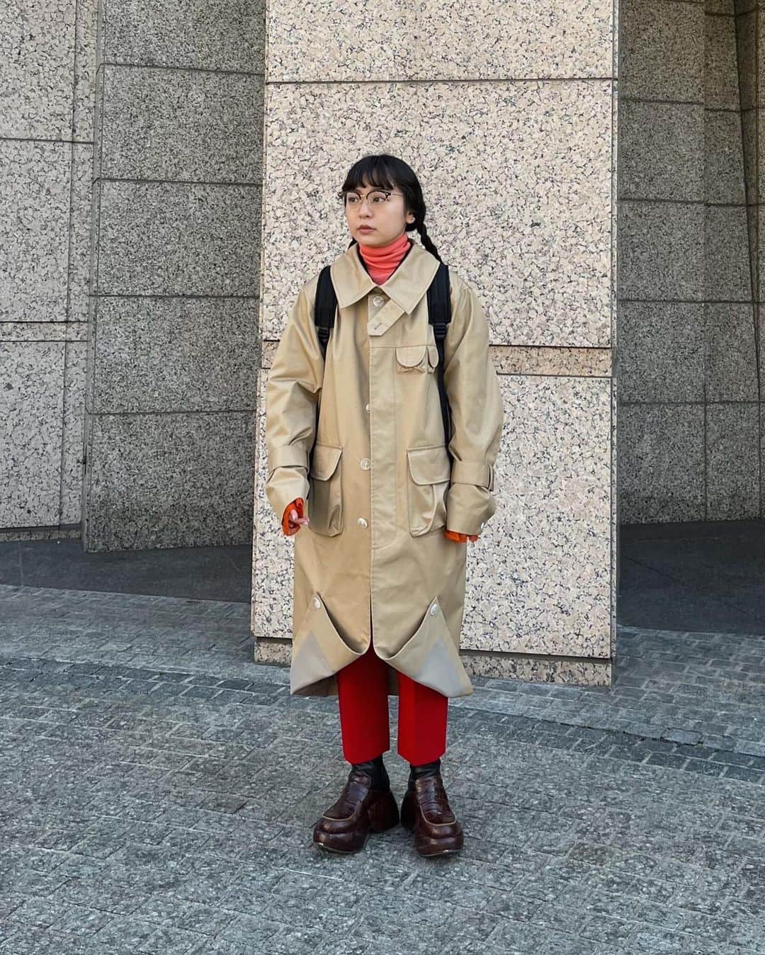 のインスタグラム：「. ちょっと前に撮ったやつだからタートル着てるけど、今ちょうど着たいアウター。  トレンチってコンサバに見えがちで苦手なんだけど、これはやっぱり抜けた感じがすごく好き。  #soduk」