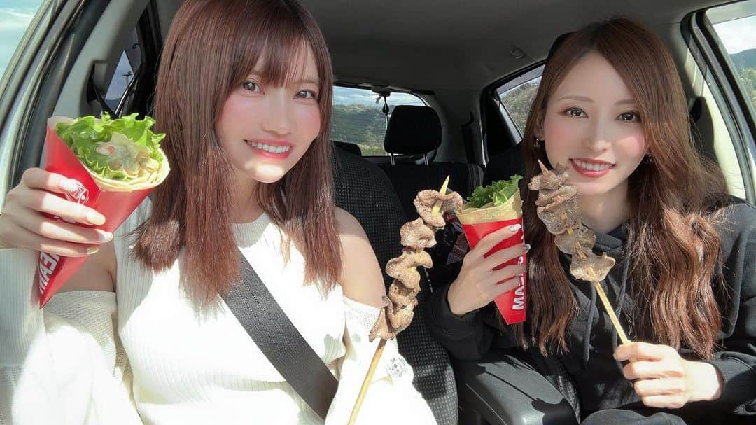 ゆでたまごのインスタグラム：「うずらちゃんと長野県の阿智村までドライブ🚗🤍 ※私が運転手ではありません❣ご安心を🥺(画像反転してます)  最強に楽しかった🤭🤭💕  普段写メ撮らない我々のちゃんとしたツーショがこれしかなかった😂笑  #うずらの卵 #ゆでたまご #🥚」