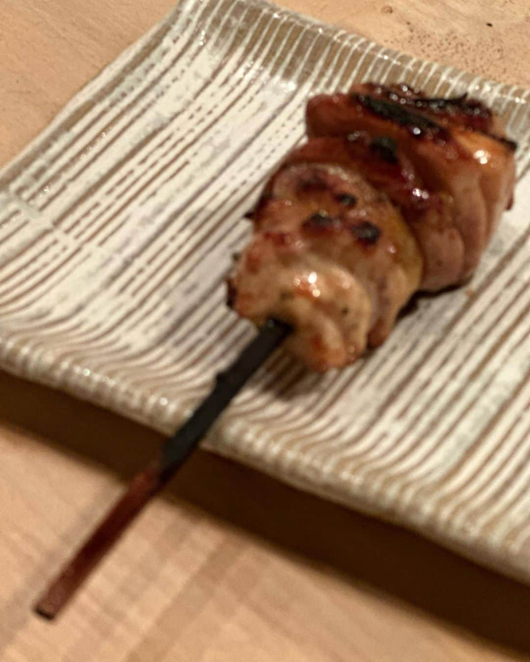 秋元康さんのインスタグラム写真 - (秋元康Instagram)「#目黒#焼き鳥#鳥しき#KADOKAWA #ドワンゴ#夏野剛  撮影　秋元康  うーん。また、ピンが甘いとか、色味の調整がとか、言われるんだろうなあ。 加工の仕方もわからん。 「鳥しき」の焼き鳥の美味しさが伝わってるだろうか？」4月12日 21時35分 - yasushi6057