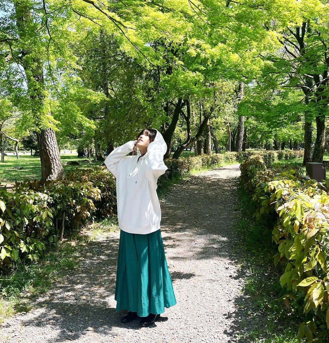 福山あさきさんのインスタグラム写真 - (福山あさきInstagram)「姉と一緒に京都旅行🍵  たくさん美味しいところ連れていってくれて楽しかった🤭  京野菜めっちゃ美味しい！！ また食べたいな〜🍆🍅🌽  これは京都御所の緑が綺麗だったので姉に撮ってもらいました🌿🌿🌿  沢山写真撮ってもらったから少しづつあげていこっと🥰  #京都 #kyoto #japan #旅行 #trip #travel #旅 #traveler #パーカー #自然 #nature #緑 #happy #インスタグラマー #Instagramer #京都御所」4月12日 21時36分 - fukuyama_asaki