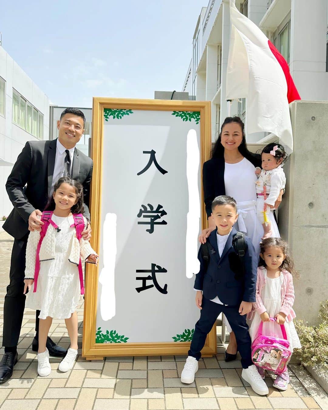 エリナ シルカのインスタグラム：「1st Graders ✨🌸 双子の入学式。いつの間にか一年生になっていて、時の流れの速さに驚きを隠せない山田家です☺️ ちょっと緊張気味の笑顔な2人と、一生懸命後をついていくるーちゃん。自分も入学する気満々でリュックを持参したけど、やっぱり途中で飽きてしまい、めちゃくちゃくつろぎ始めてしまった。笑　最後尾に座ってよかった〜！」
