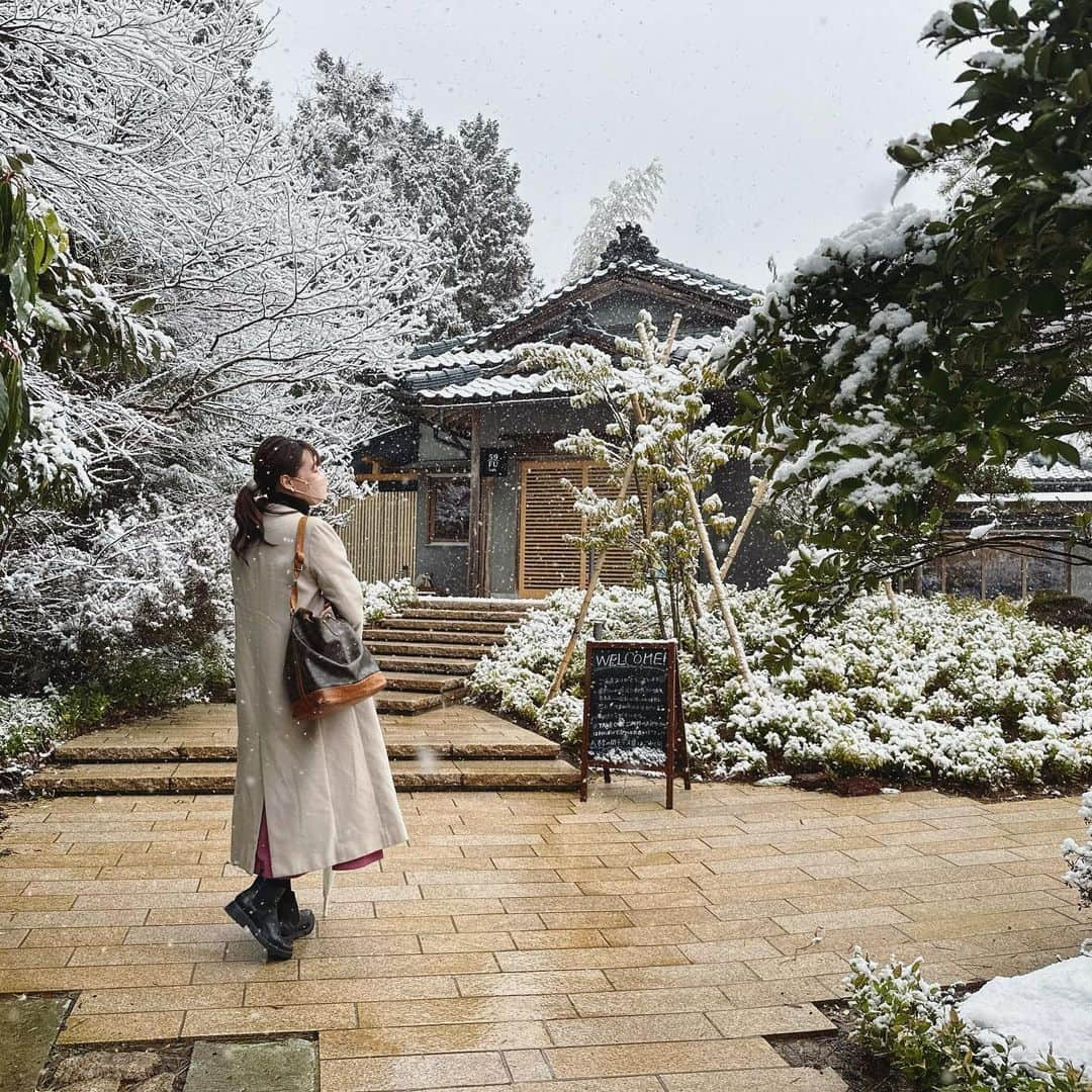 大西遥香のインスタグラム：「. だいぶ時差投稿ᝰ✍︎꙳⋆  2月下旬の雪の降る日に友人と♡ これからの新緑の季節も綺麗だろうな𖤣𖥧𖥣𖡡  #59fu #弥彦 #弥彦カフェ #新潟カフェ巡り #niigata #cafe」