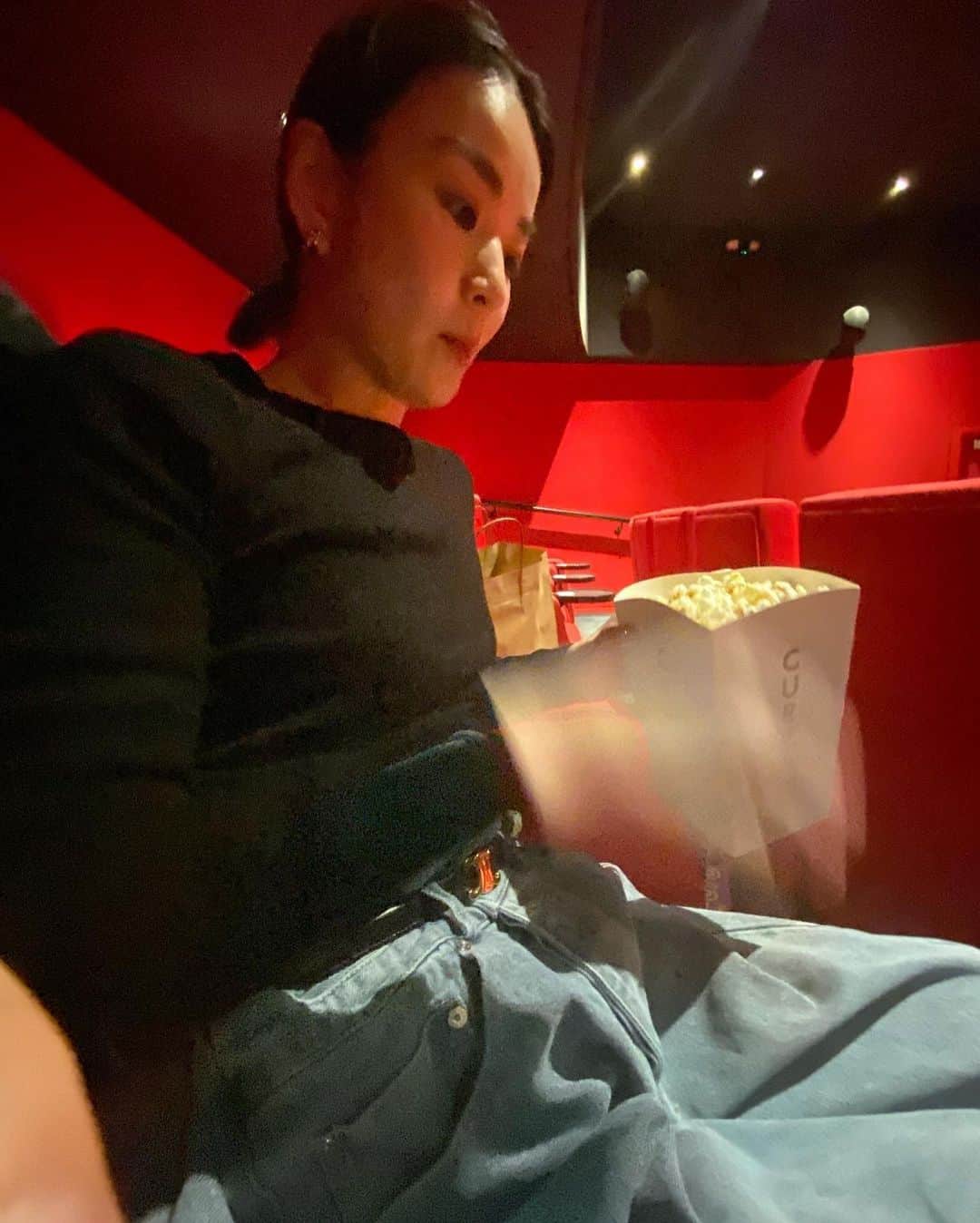 秋元玲奈さんのインスタグラム写真 - (秋元玲奈Instagram)「Watched @supermariomovie with my son.I'm too busy eating popcorns😂 映画が始まる前、ポップコーンを無我夢中で食べる母、激写される。  #london #londonlife #mumofboys #supermariomovie  #cinema」4月12日 21時43分 - rena_akimoto