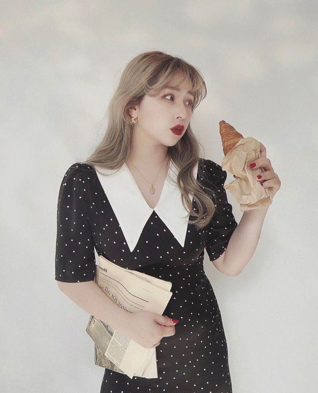 puinpiのインスタグラム：「NEW COLLECTION...♡  ハンサムなドットのワンピースを つくりました♡  襟やドットってキュートなんだけど、むふっと色気がでるように絶妙なライン、バランスをとってます。  ウエストが調整できるので、締め具合で雰囲気もかわるんだ〜♡  試着した方からみんな、細見えすると言われる綺麗なラインにしあがってます♡♡！  ： ：  これから2023 ss 新作のお知らせや、ワンピースの詳細は @puishop.official にupされていきます♡   みてね🫶🏻  ： ：  投稿、お知らせ、 お待たせしてごめんよ🥺。  #Pui#Puishop #ワンピース#ドットワンピース#襟付きワンピース#ワンピースコーデ#赤リップ#ハイトーン#ミルクティーベージュ#プイ」