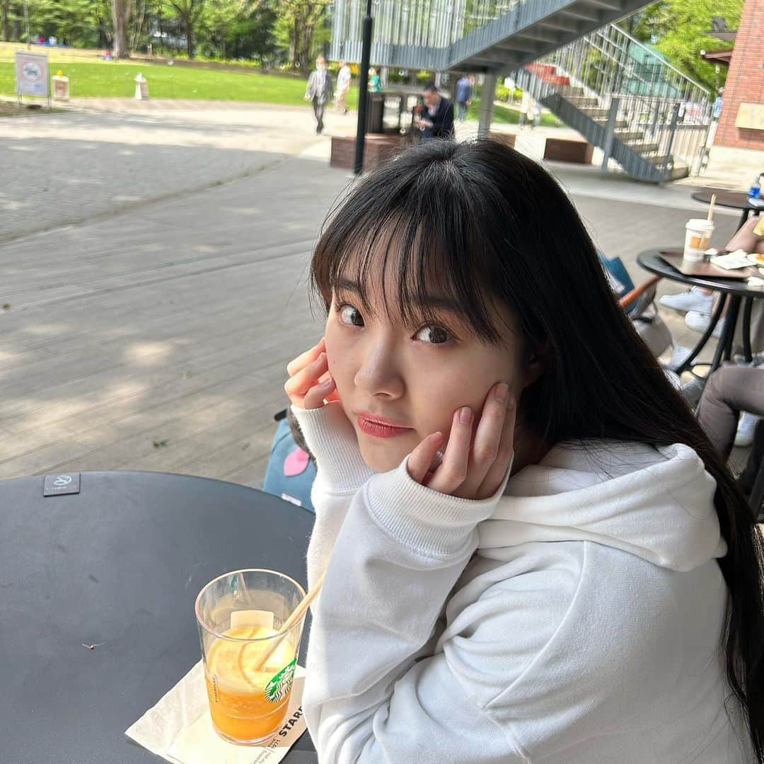 一岡杏奈のインスタグラム：「お稽古前に天気が良かったのでテラス席でCafe🫧🤍  マンゴーティーフラペチーノ🥭 もうこんな時期なったのかーとしみじみ実感⸜🙌🏻⸝‍  #cafe #フラペチーノ #春」