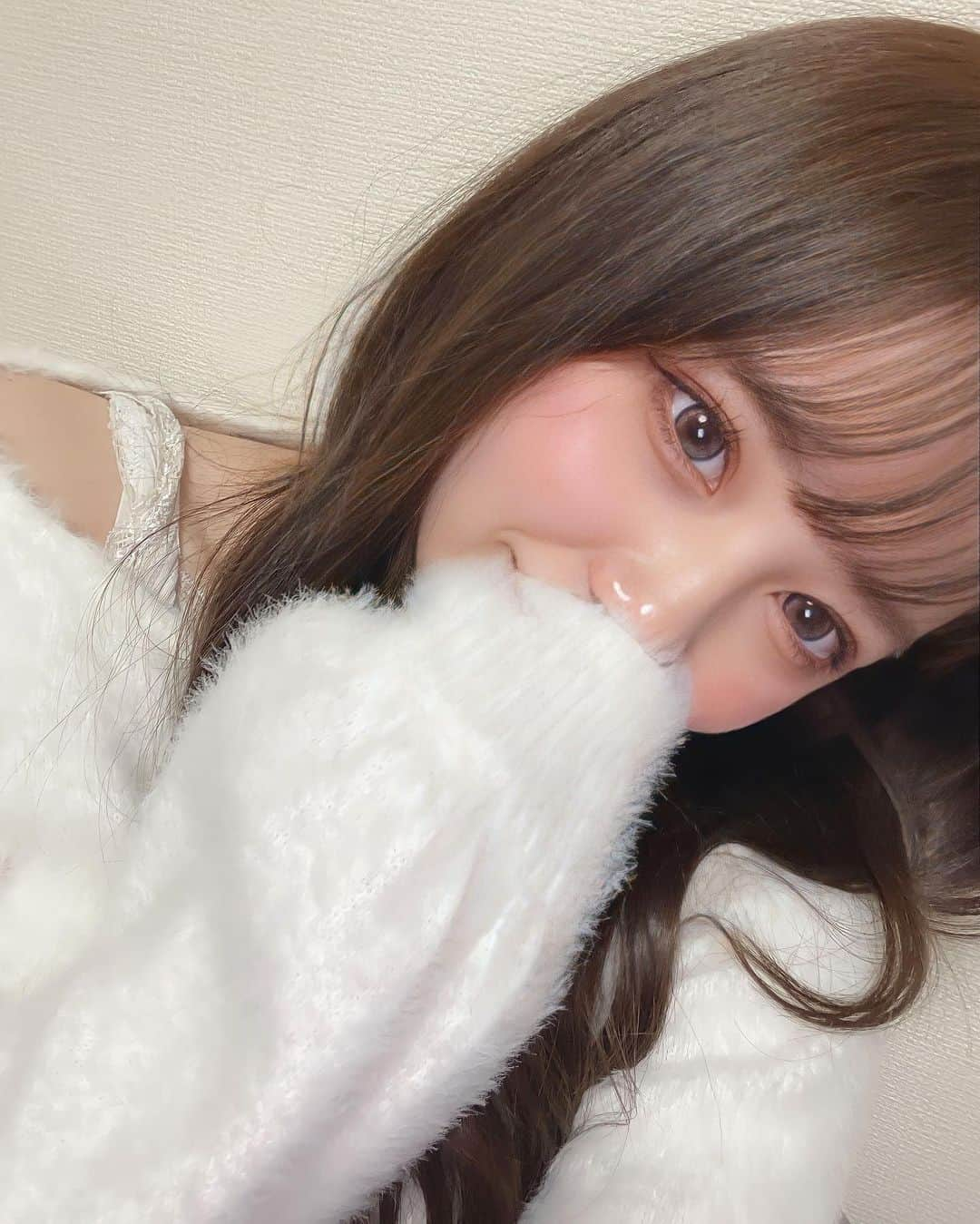 なあぽよさんのインスタグラム写真 - (なあぽよInstagram)「似たような写真しかない🥹❕ お出かけしたいよ〜🌸 春ってなんのお洋服着たらいいかわからないよね 夏服が好きだから早く夏になって🌞🌴🌺✨  #いえーーい」4月12日 21時46分 - ________sn.30