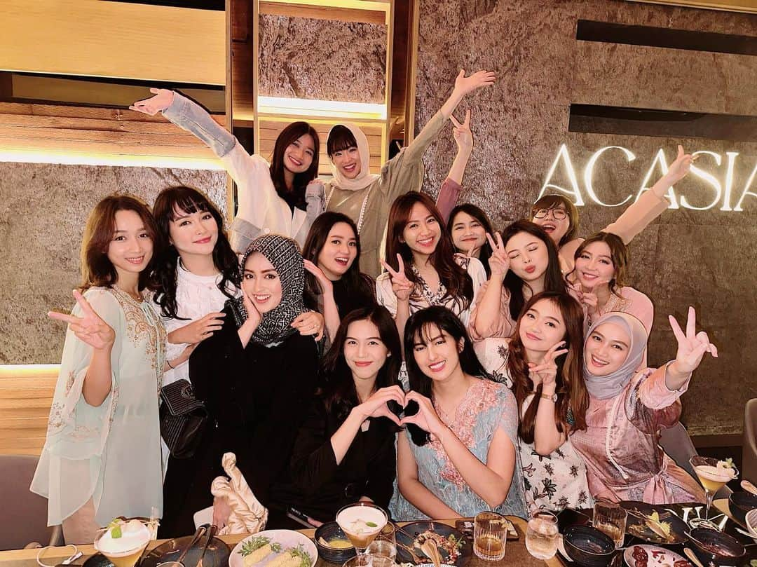 仲川遥香さんのインスタグラム写真 - (仲川遥香Instagram)「Kumpul keluarga besar😍❤️Happy banget😝✌🏻  #JKT48 #Gen1 #bukapuasa #bukanersama #EXJKT48 #keluargabesar #ジャカルタ生活 #ラマダン #大家族 #仲川遥香」4月12日 21時47分 - haruuuu_chan