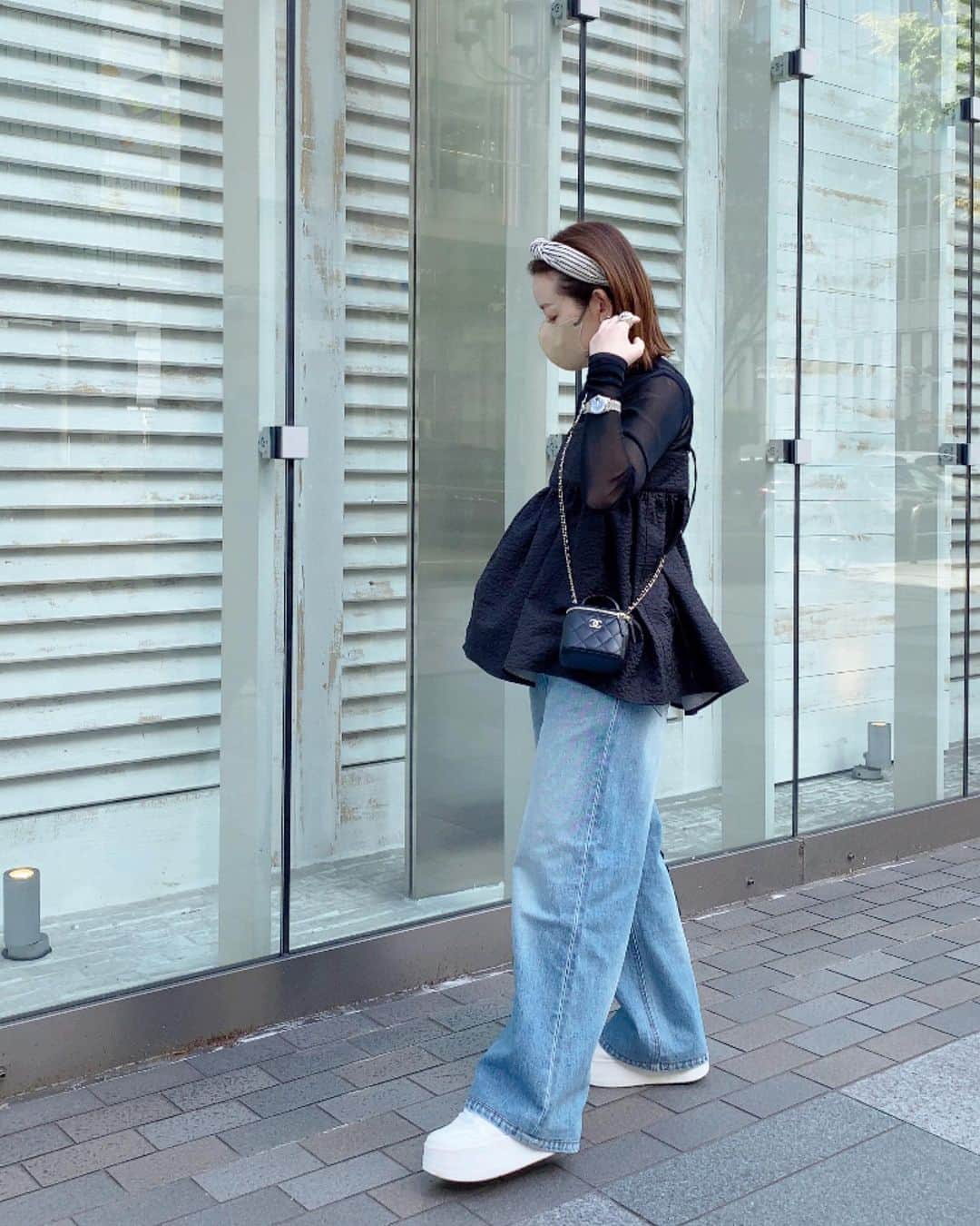 akiii031のインスタグラム：「ジャガードキャミソール🖤 細い肩ひもがどストライク🫶  気になってたZARAのスニーカー👟買って良かった🤍 こりゃみんな買うはずだわ🫠  camisole @aulii_amomentofhappiness  denim @deuxiemeclasse  bag @chanelofficial  sneaker @zara」
