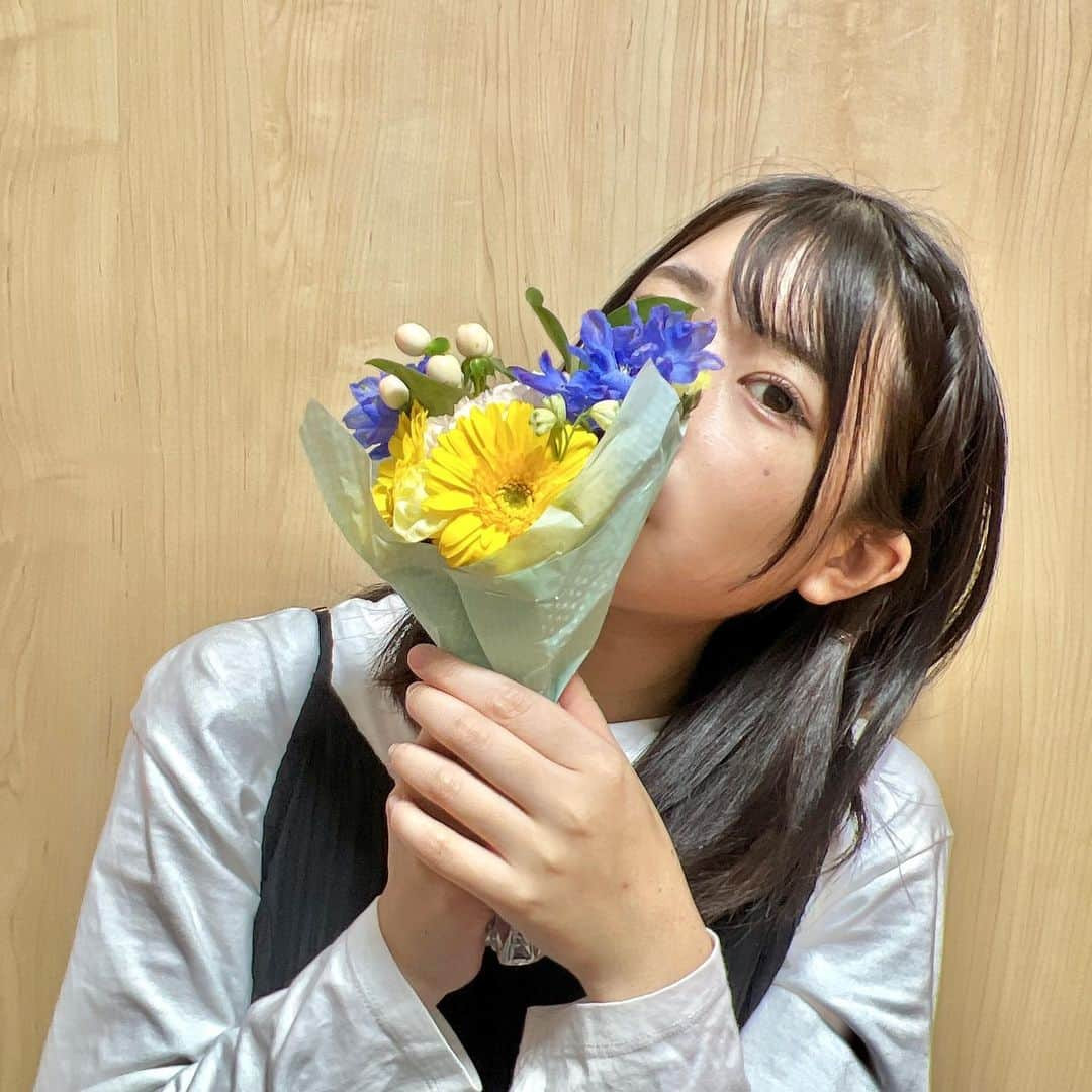 加藤一華のインスタグラム：「. ラジオでいただいたお花💐 アリガト〜！！！🙌  お花！？！？ なんかお祝い事あったっけ！？ ってビックリしたけど🤣笑 なんにもない日の お花っていいね😜🫶🌼  小雨やんでよかったー！！！🌈  #ときジュー #レインボータウンFM #ラジオ #いちなる」